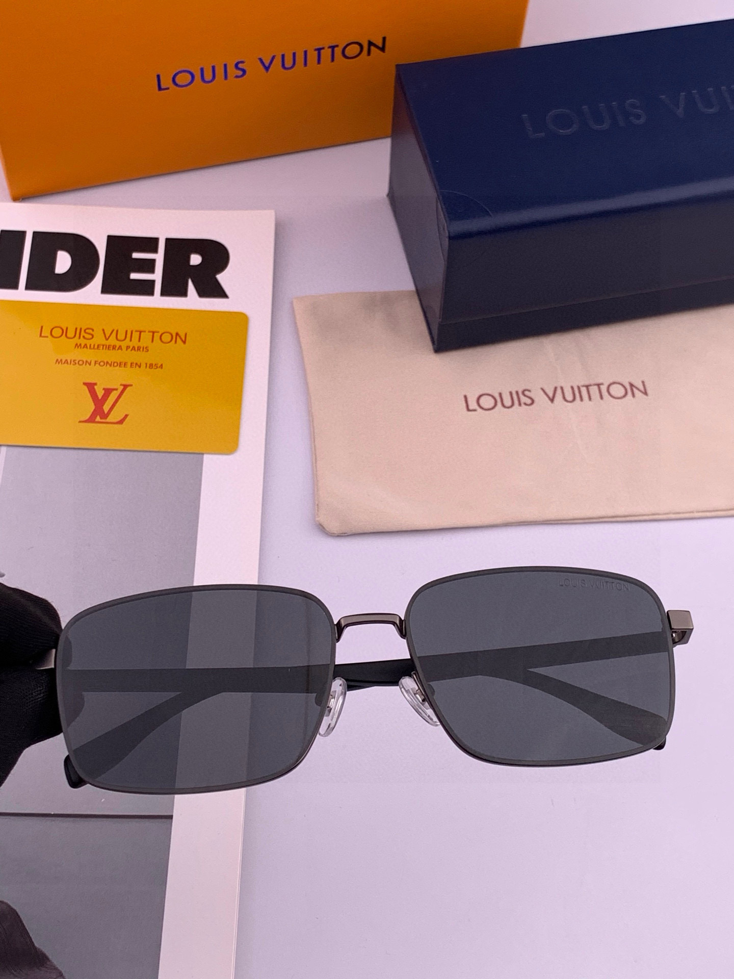       LV 男款炫彩飞行员偏光太阳镜 ❤️材质：高清尼龙加厚卡槽高清偏光镜片 🌹无边框镜架💕颜👍型