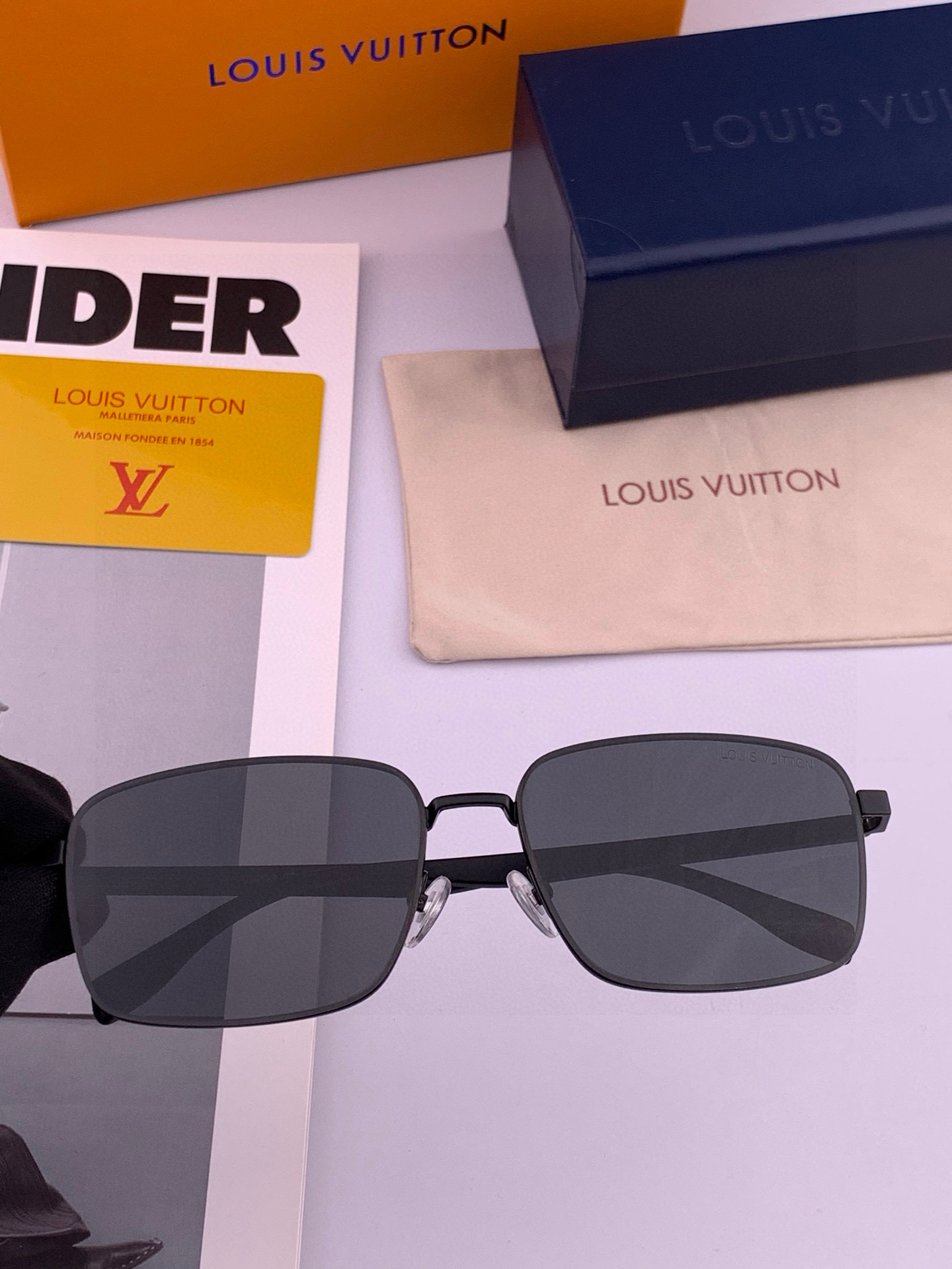       LV 男款炫彩飞行员偏光太阳镜 ❤️材质：高清尼龙加厚卡槽高清偏光镜片 🌹无边框镜架💕颜👍型