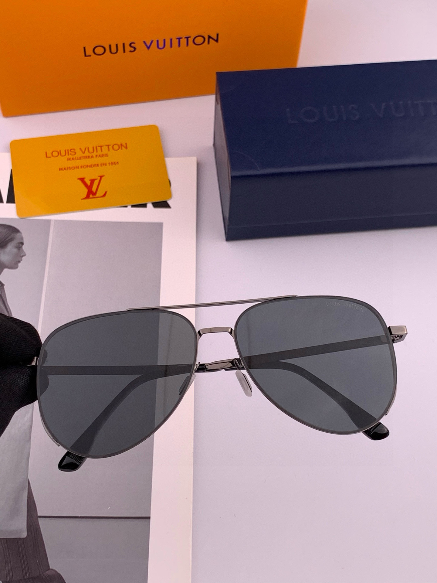       LV 男款炫彩飞行员偏光太阳镜 ❤️材质：高清尼龙加厚卡槽高清偏光镜片 🌹无边框镜架💕颜👍型