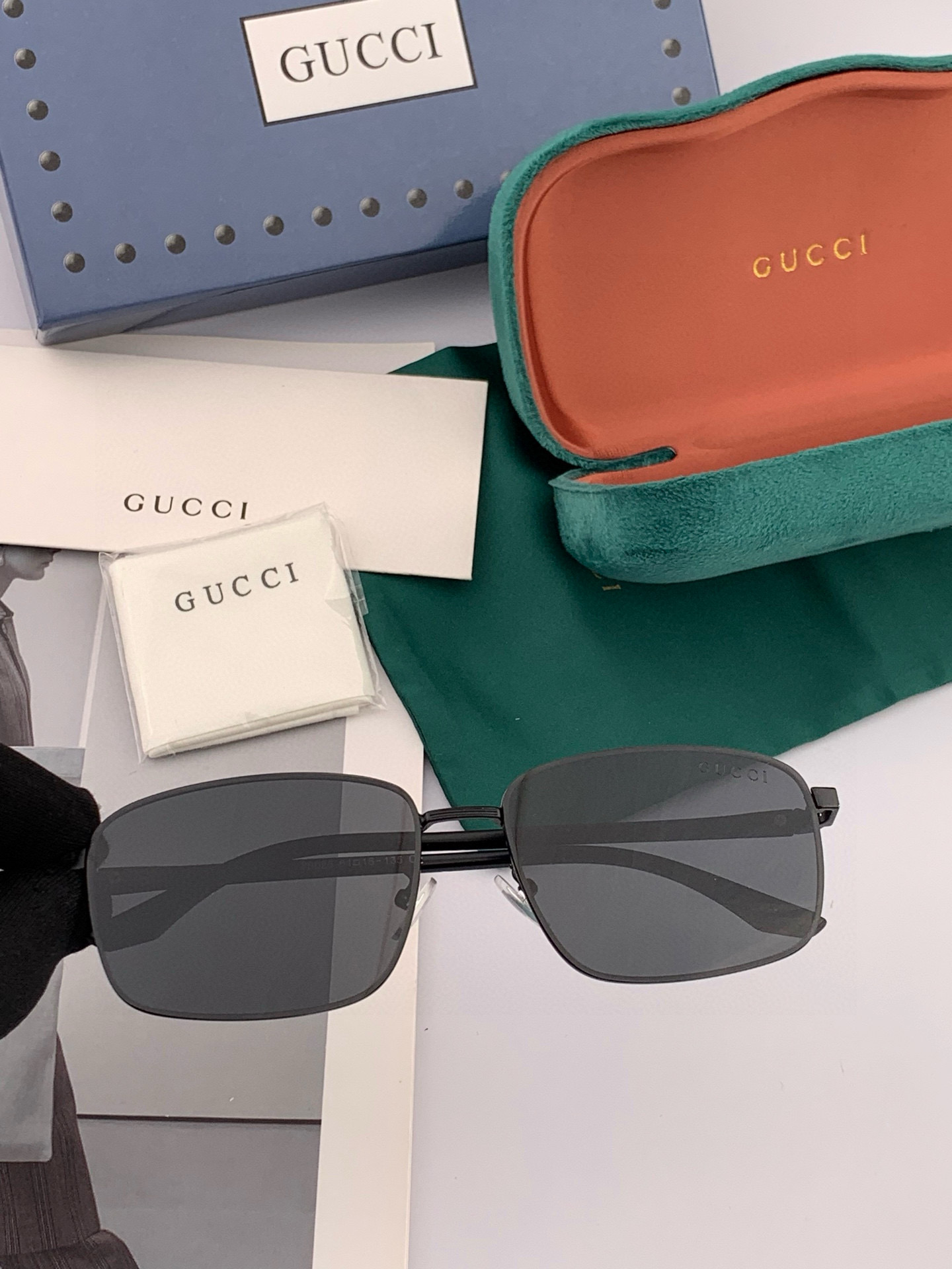         GUCCI 男款炫彩飞行员偏光太阳镜 ❤️材质：高清尼龙加厚卡槽高清偏光镜片 🌹无边框镜