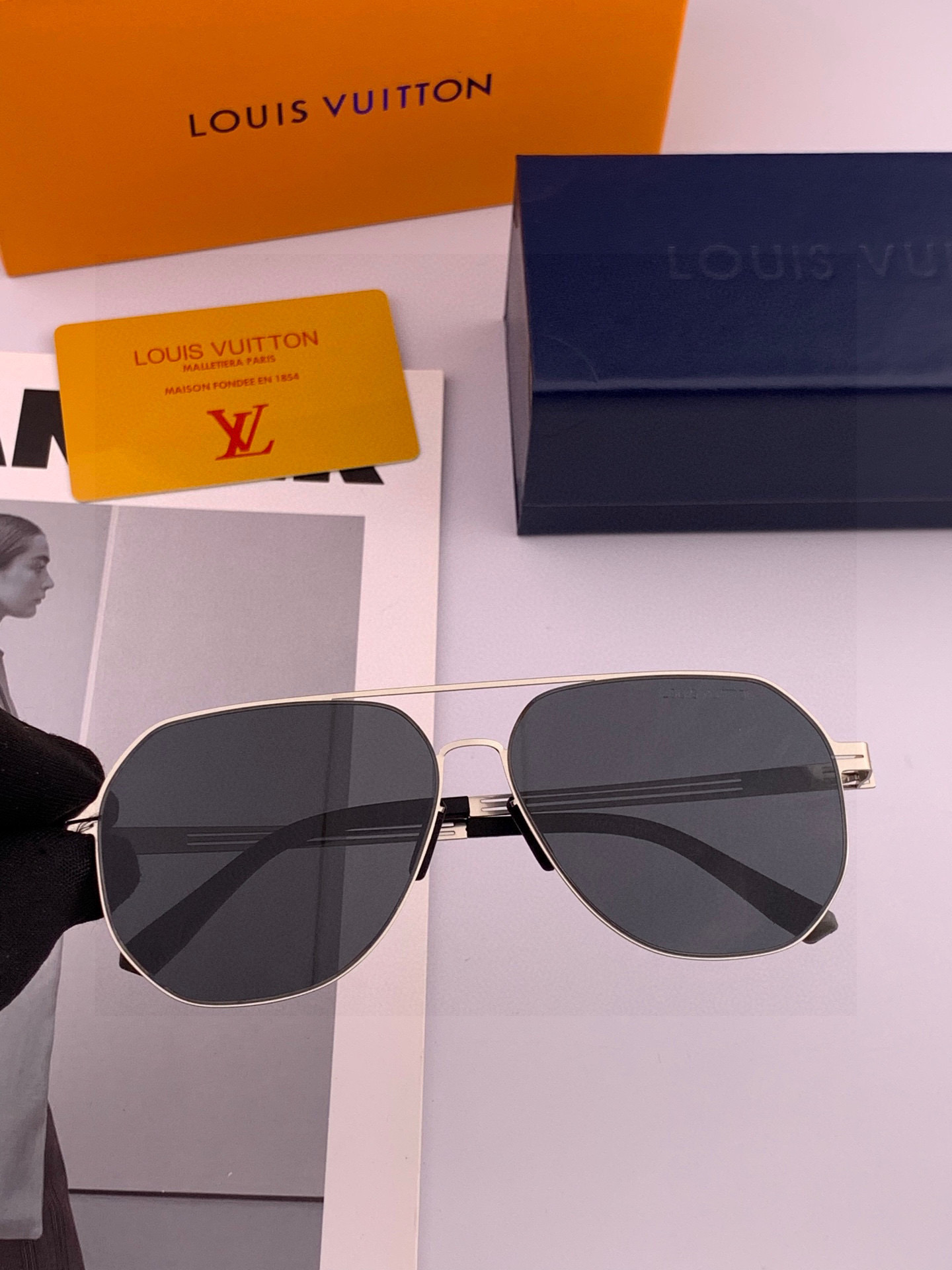 ♦️LV 2025新款男女情侣款太阳镜多边形墨镜iP电镀永不褪色 超轻超有弹性整幅眼镜无螺丝重要的是压不