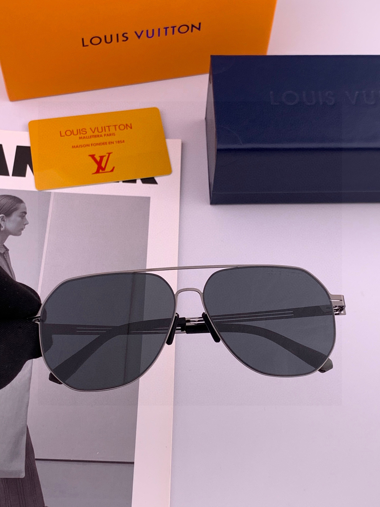 ♦️LV 2025新款男女情侣款太阳镜多边形墨镜iP电镀永不褪色 超轻超有弹性整幅眼镜无螺丝重要的是压不