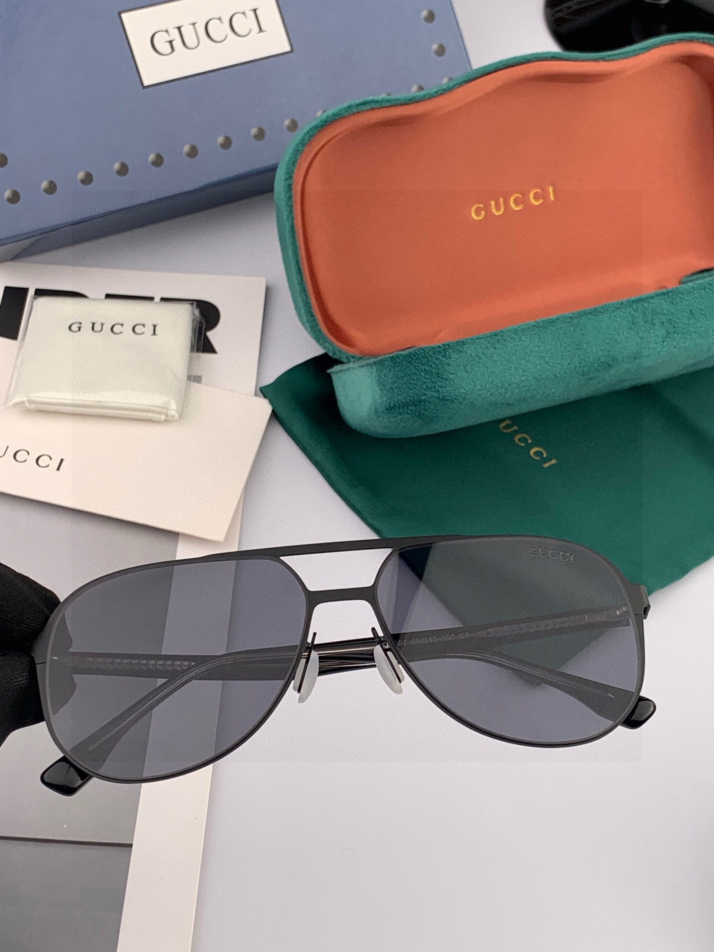        GUCCI 男款炫彩飞行员偏光太阳镜 ❤️材质：高清尼龙加厚卡槽高清偏光镜片 🌹无边框镜架