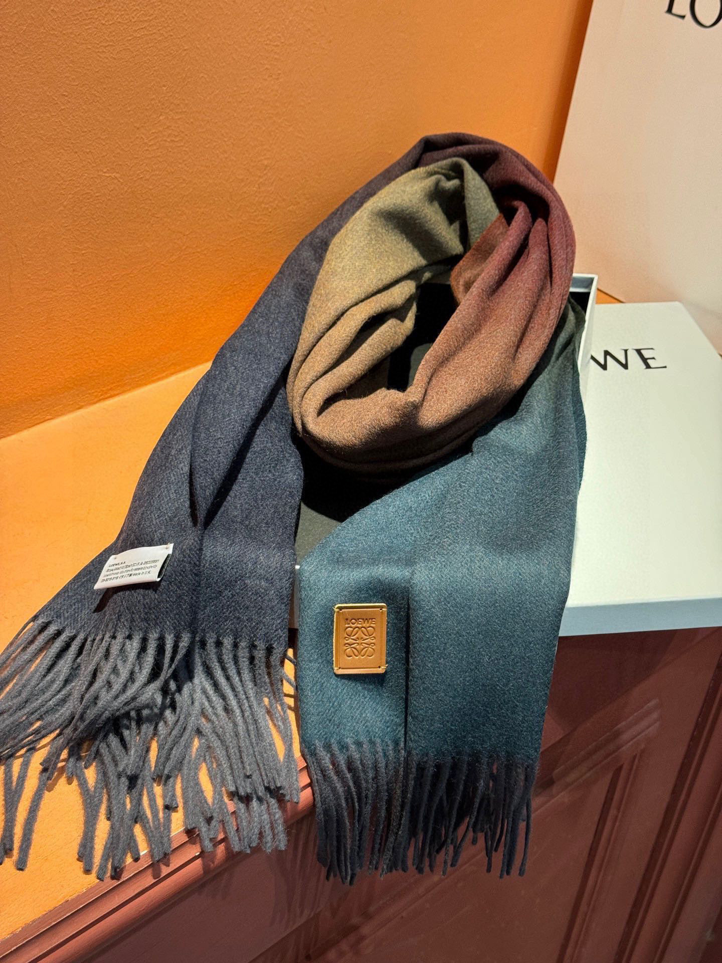  ✨✨太美了😍罗意威 美到要尖叫😱专柜最新款🎊英伦欧美范儿「多色渐变」又是一款即时尚又实用的大围巾&长巾