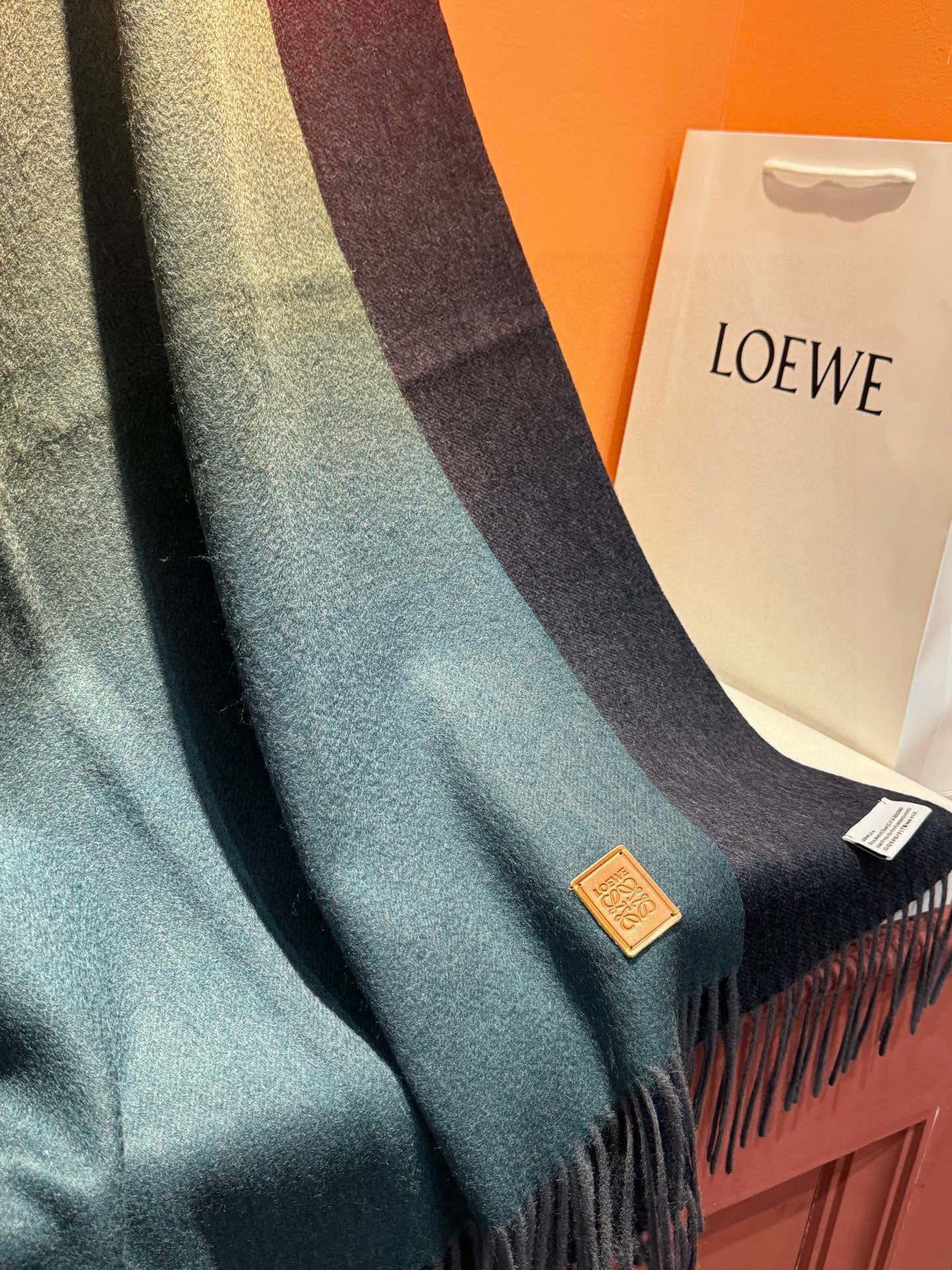  ✨✨太美了😍罗意威 美到要尖叫😱专柜最新款🎊英伦欧美范儿「多色渐变」又是一款即时尚又实用的大围巾&长巾