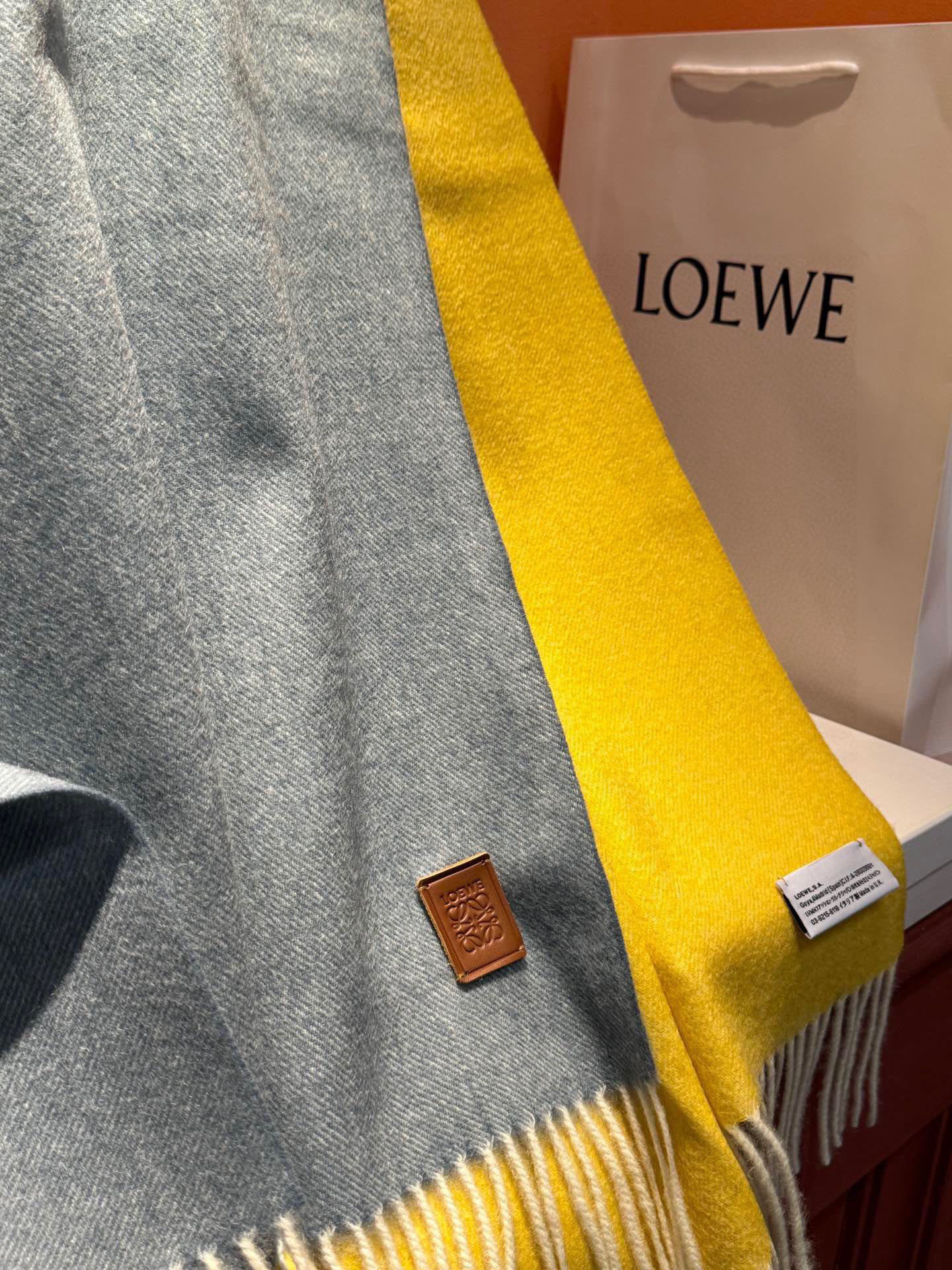  ✨✨太美了😍罗意威 美到要尖叫😱专柜最新款🎊英伦欧美范儿「多色渐变」又是一款即时尚又实用的大围巾&长巾