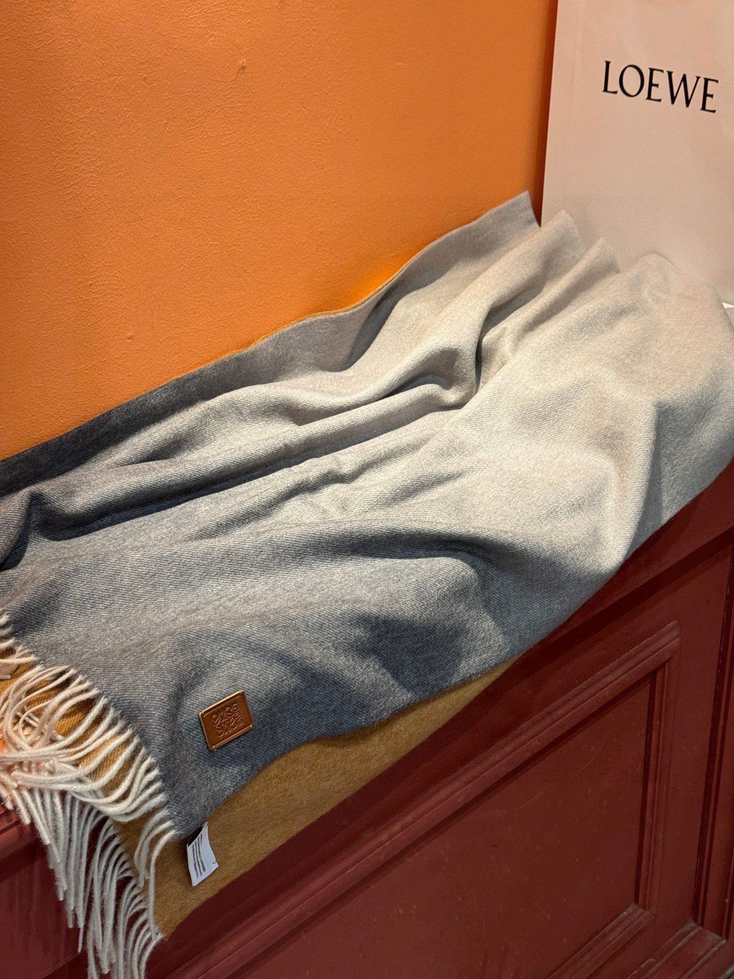  ✨✨太美了😍罗意威 美到要尖叫😱专柜最新款🎊英伦欧美范儿「多色渐变」又是一款即时尚又实用的大围巾&长巾