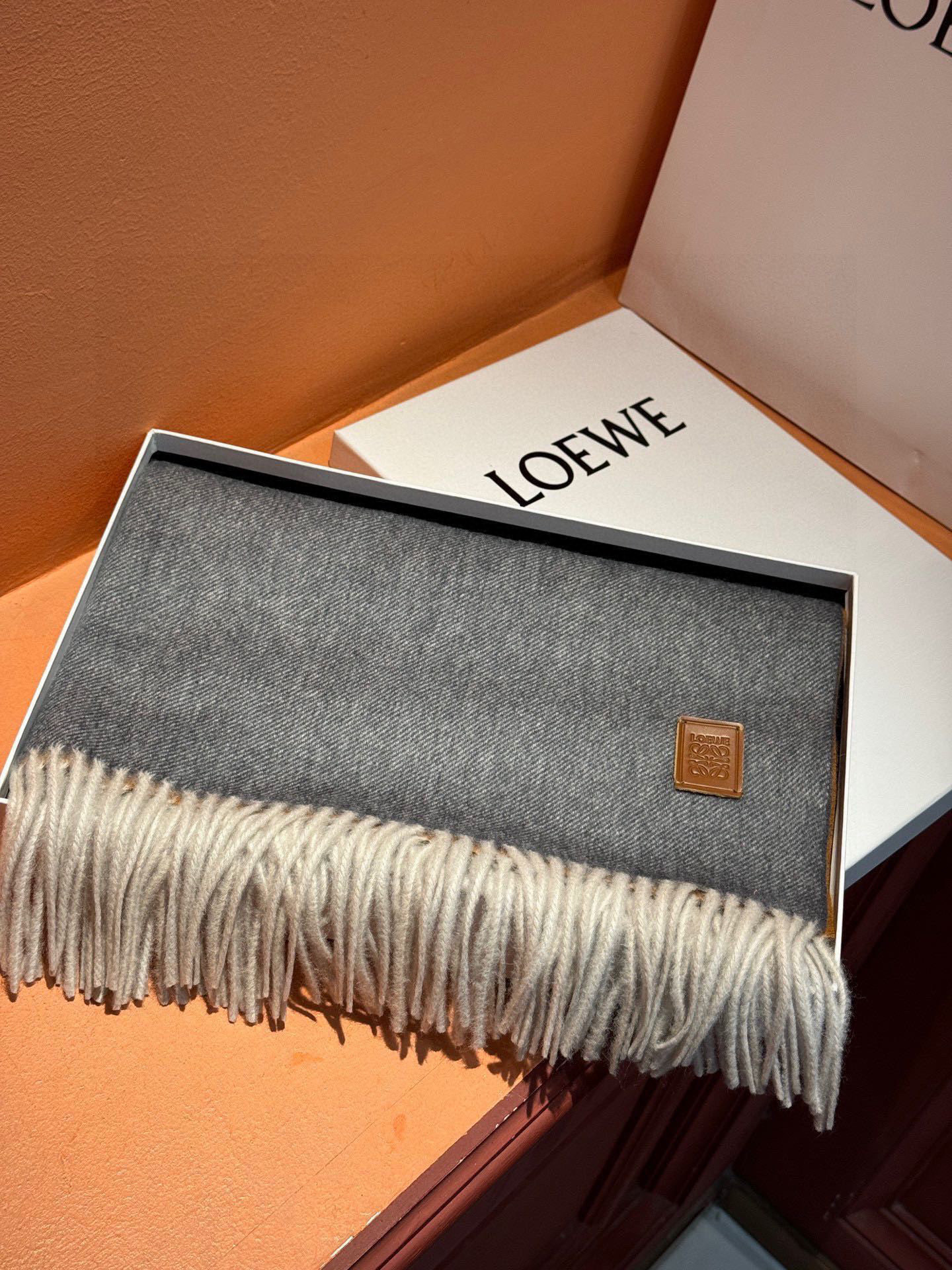  ✨✨太美了😍罗意威 美到要尖叫😱专柜最新款🎊英伦欧美范儿「多色渐变」又是一款即时尚又实用的大围巾&长巾