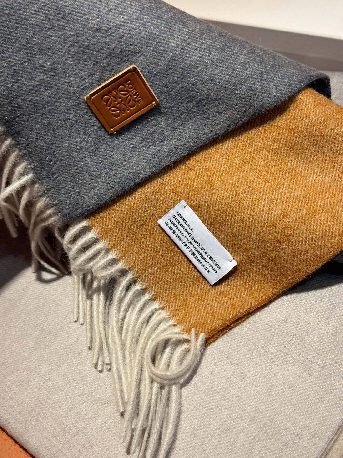  ✨✨太美了😍罗意威 美到要尖叫😱专柜最新款🎊英伦欧美范儿「多色渐变」又是一款即时尚又实用的大围巾&长巾