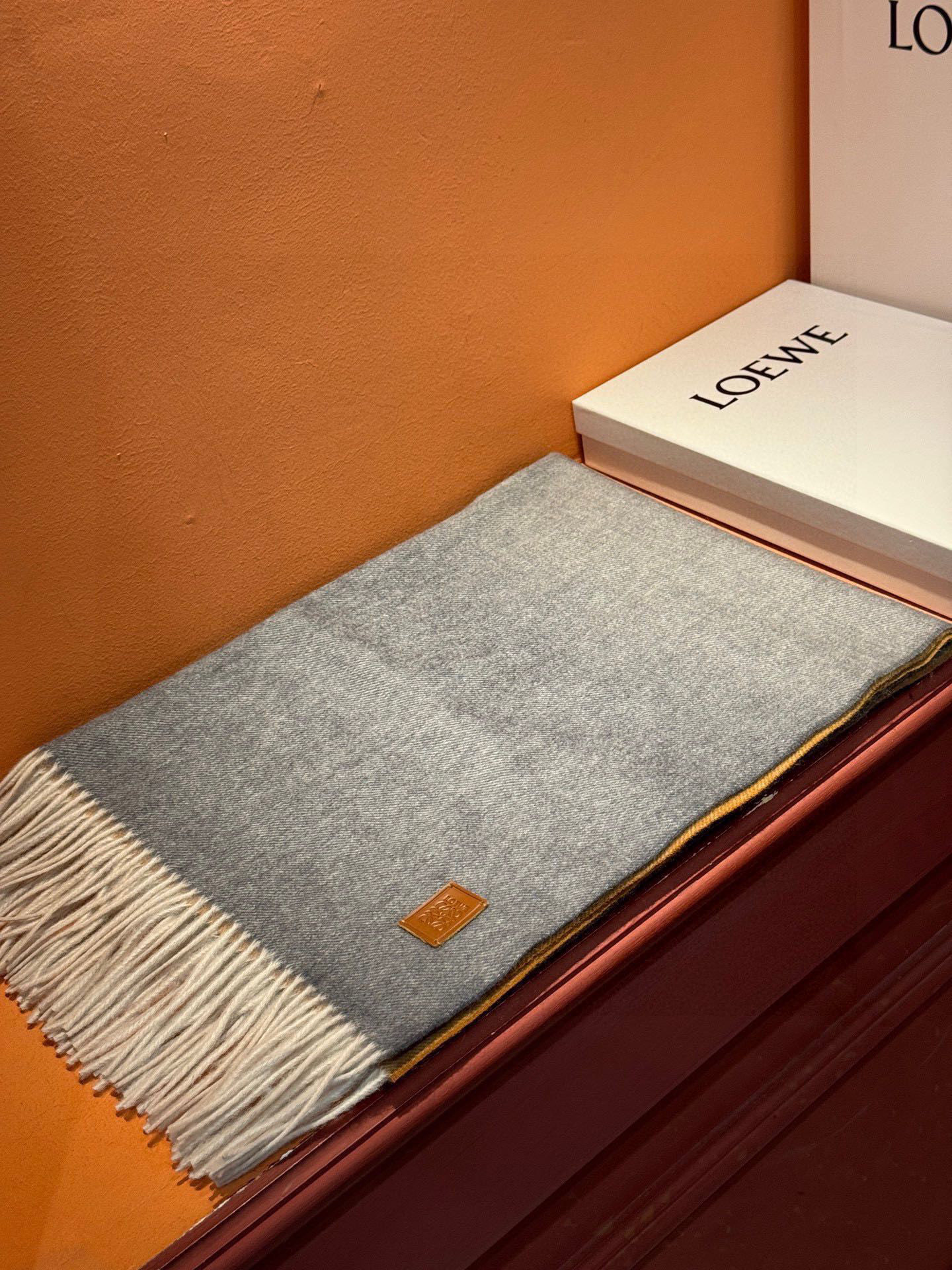  ✨✨太美了😍罗意威 美到要尖叫😱专柜最新款🎊英伦欧美范儿「多色渐变」又是一款即时尚又实用的大围巾&长巾