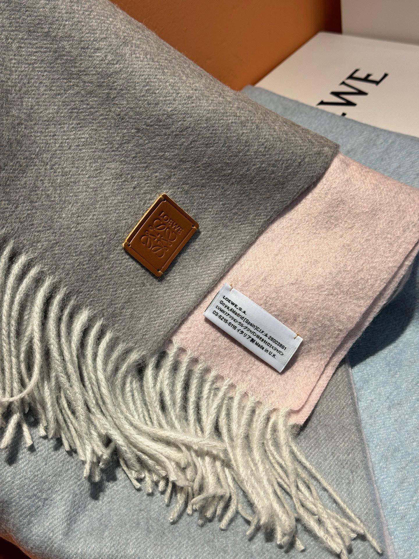  ✨✨太美了😍罗意威 美到要尖叫😱专柜最新款🎊英伦欧美范儿「多色渐变」又是一款即时尚又实用的大围巾&长巾