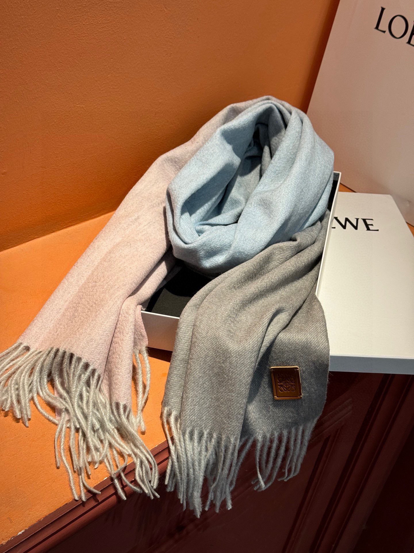  ✨✨太美了😍罗意威 美到要尖叫😱专柜最新款🎊英伦欧美范儿「多色渐变」又是一款即时尚又实用的大围巾&长巾