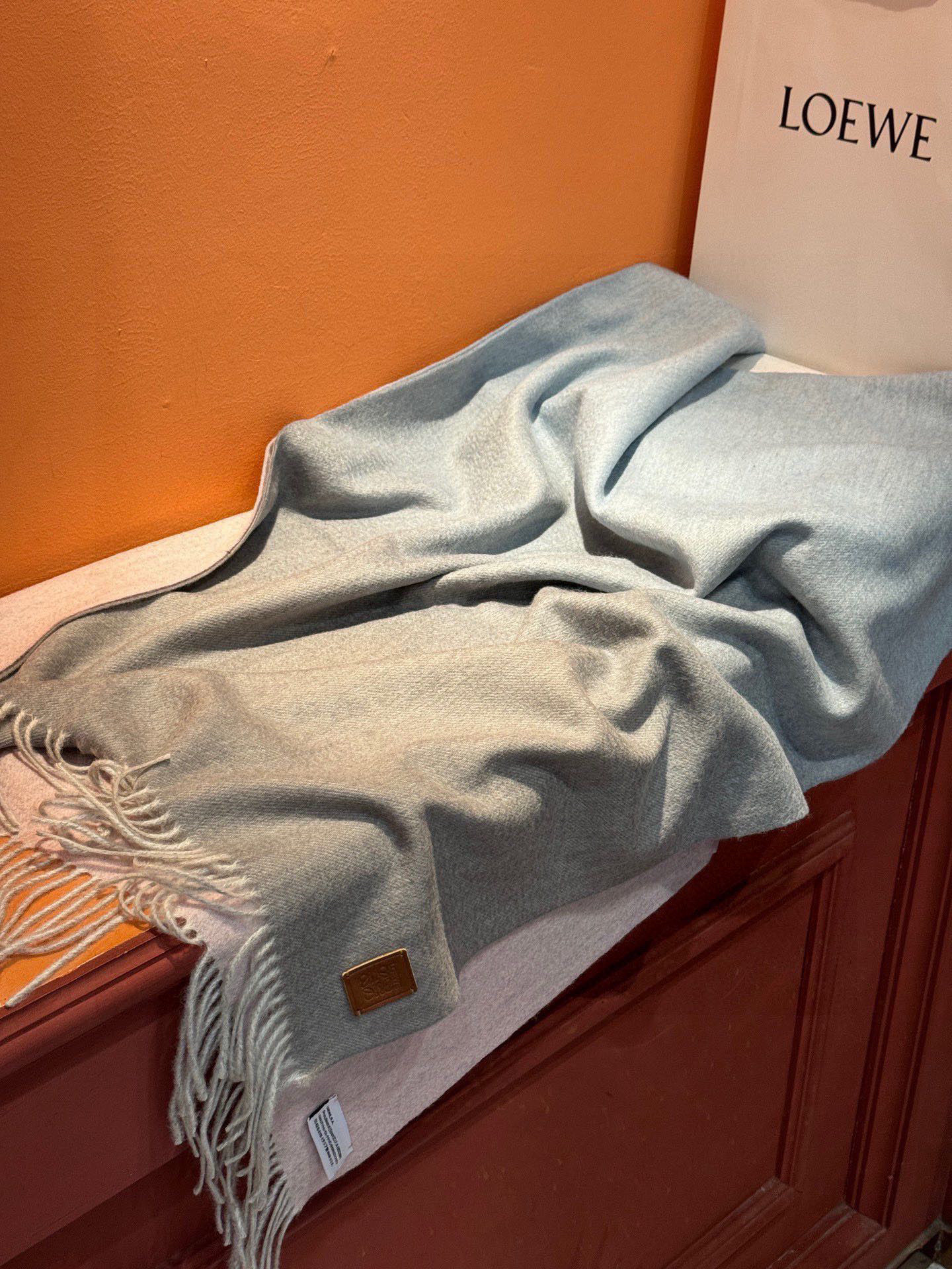  ✨✨太美了😍罗意威 美到要尖叫😱专柜最新款🎊英伦欧美范儿「多色渐变」又是一款即时尚又实用的大围巾&长巾