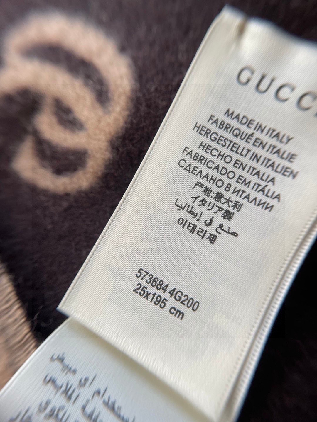   没见过吧，很少有人在柜里见过这条围巾😳当时发售的时候内地给的就特别少，原版是客户在日本中古店买到的❗