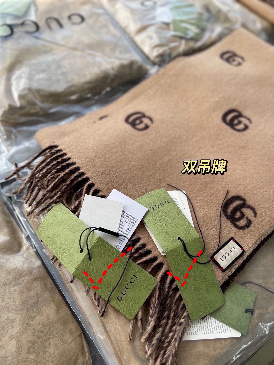   没见过吧，很少有人在柜里见过这条围巾😳当时发售的时候内地给的就特别少，原版是客户在日本中古店买到的❗