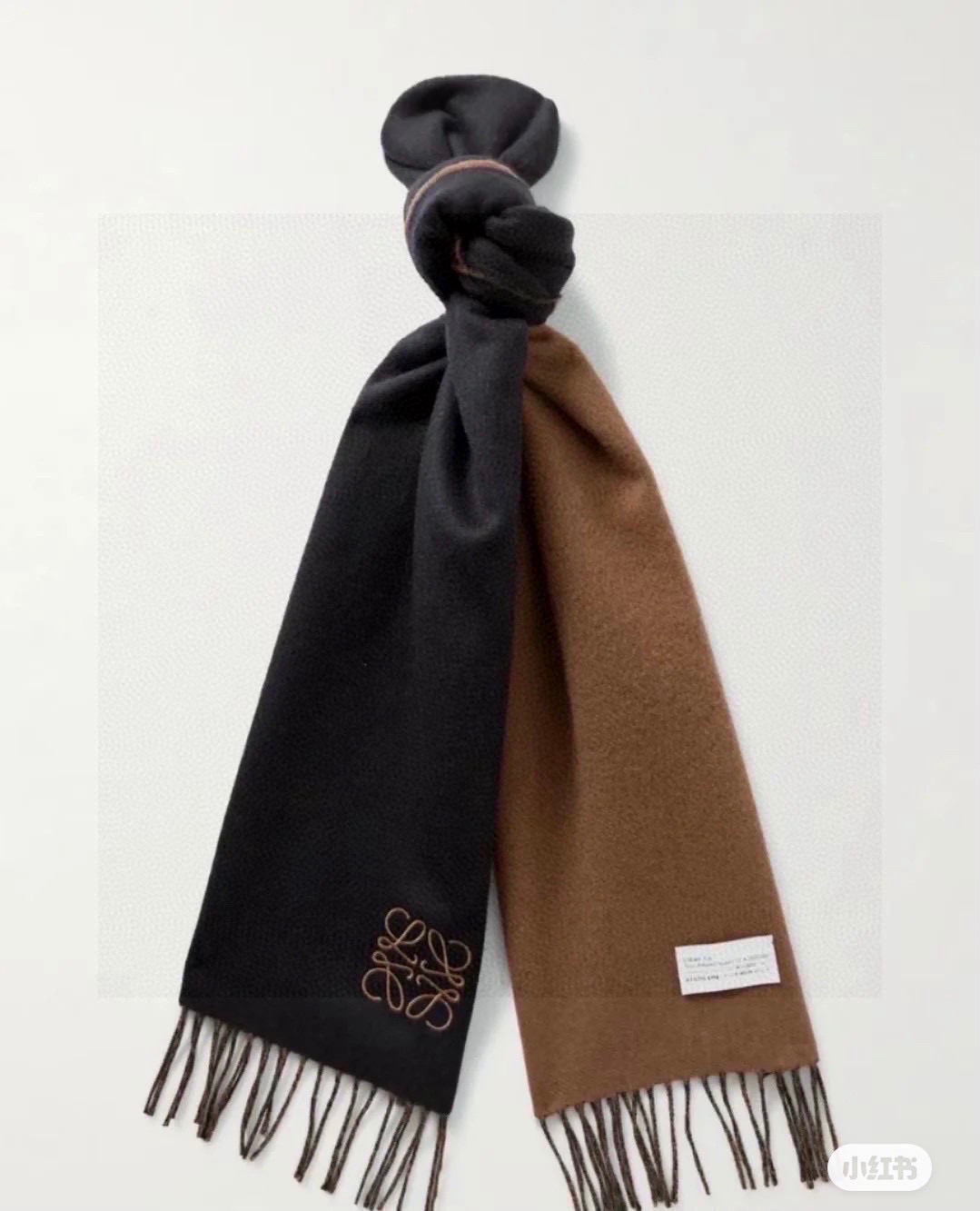    没见过吧，很少有人在柜里见过这条围巾😳当时发售的时候内地给的就特别少，原版是客户在日本中古店买到的