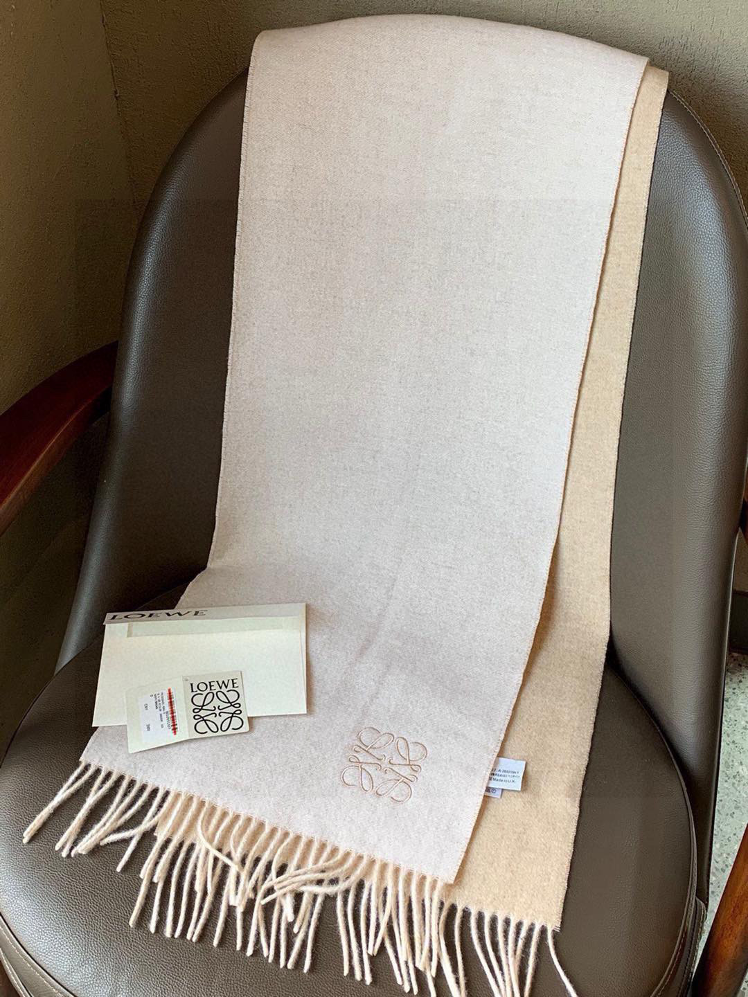    没见过吧，很少有人在柜里见过这条围巾😳当时发售的时候内地给的就特别少，原版是客户在日本中古店买到的