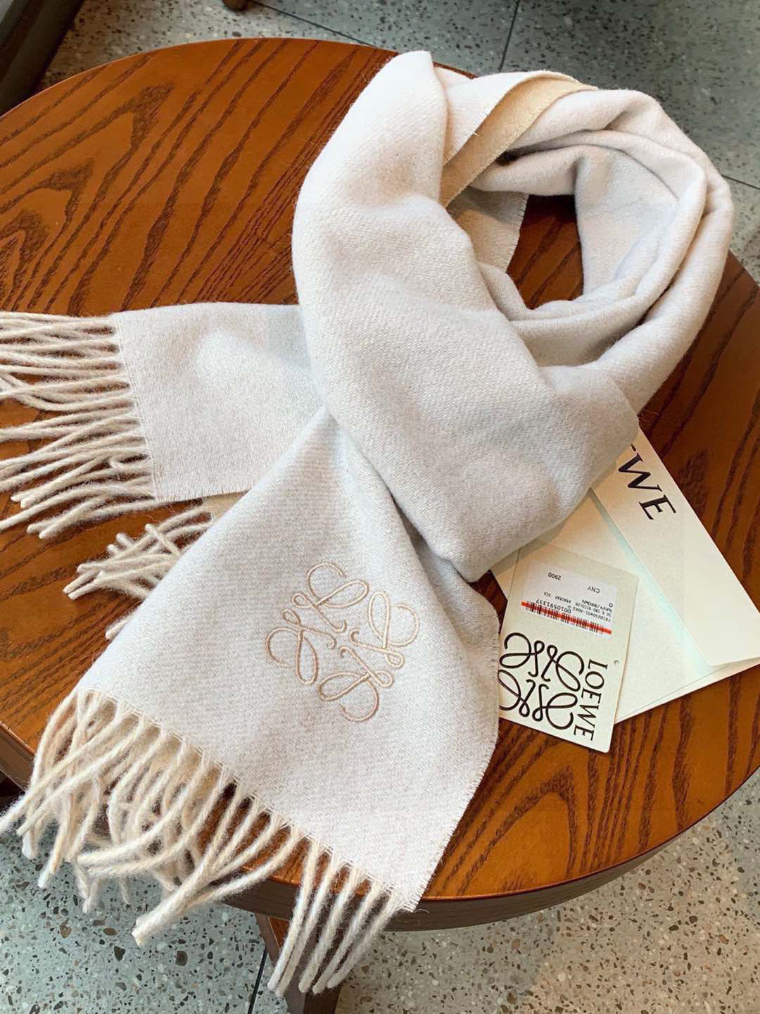    没见过吧，很少有人在柜里见过这条围巾😳当时发售的时候内地给的就特别少，原版是客户在日本中古店买到的