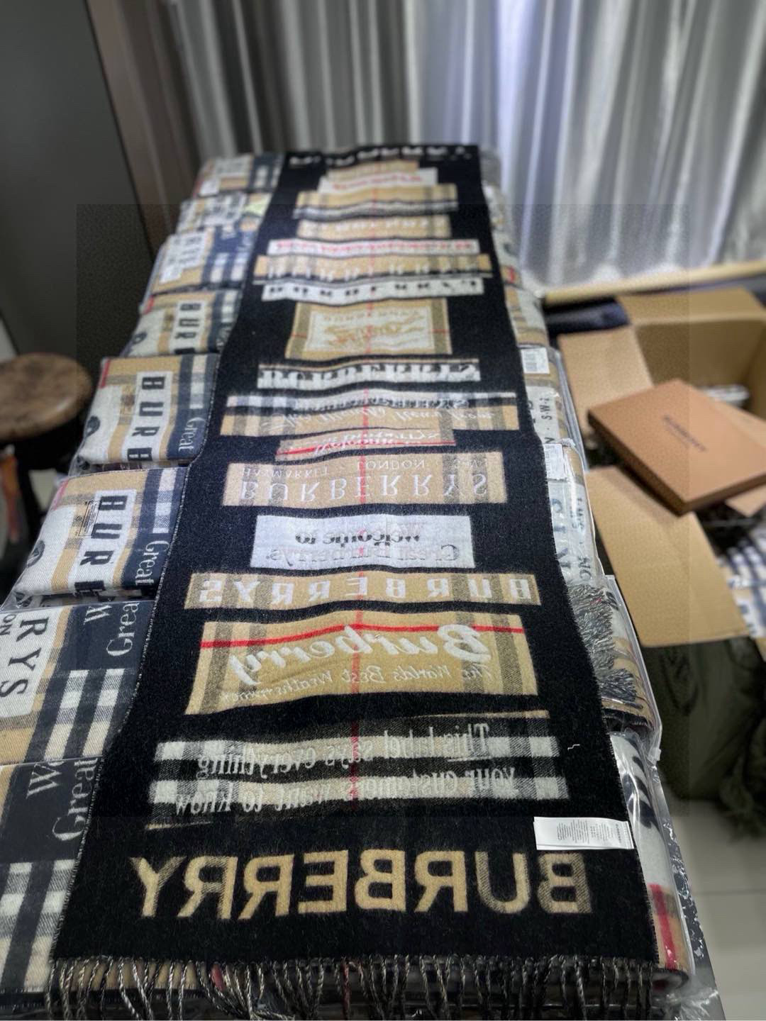  🌺🌺品牌：【巴宝莉】意大利米兰走秀款！明星同款，小红书同款披肩，加厚加密！明星同款系列，专柜品质，精益