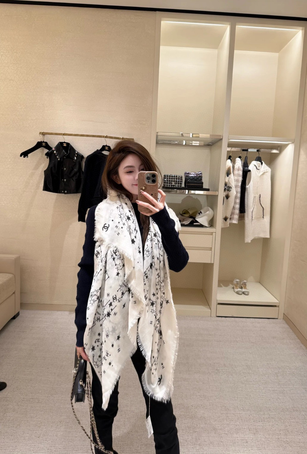  𝑪𝒉𝒂𝒏𝒆𝒍 • 25𝑪《星星物语》四季披肩黑色！
Size：140x140cm 100%羊绒
轻盈柔