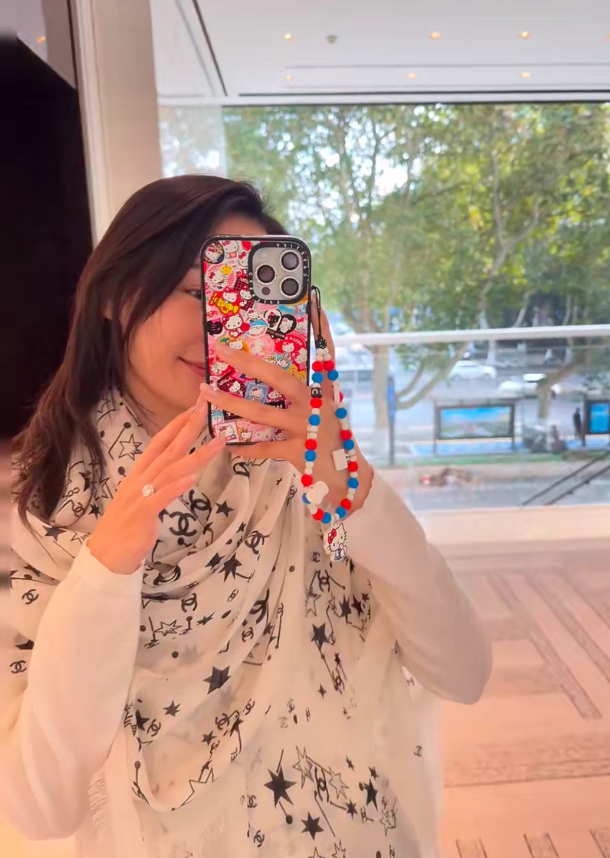  𝑪𝒉𝒂𝒏𝒆𝒍 • 25𝑪《星星物语》四季披肩黑色！
Size：140x140cm 100%羊绒
轻盈柔