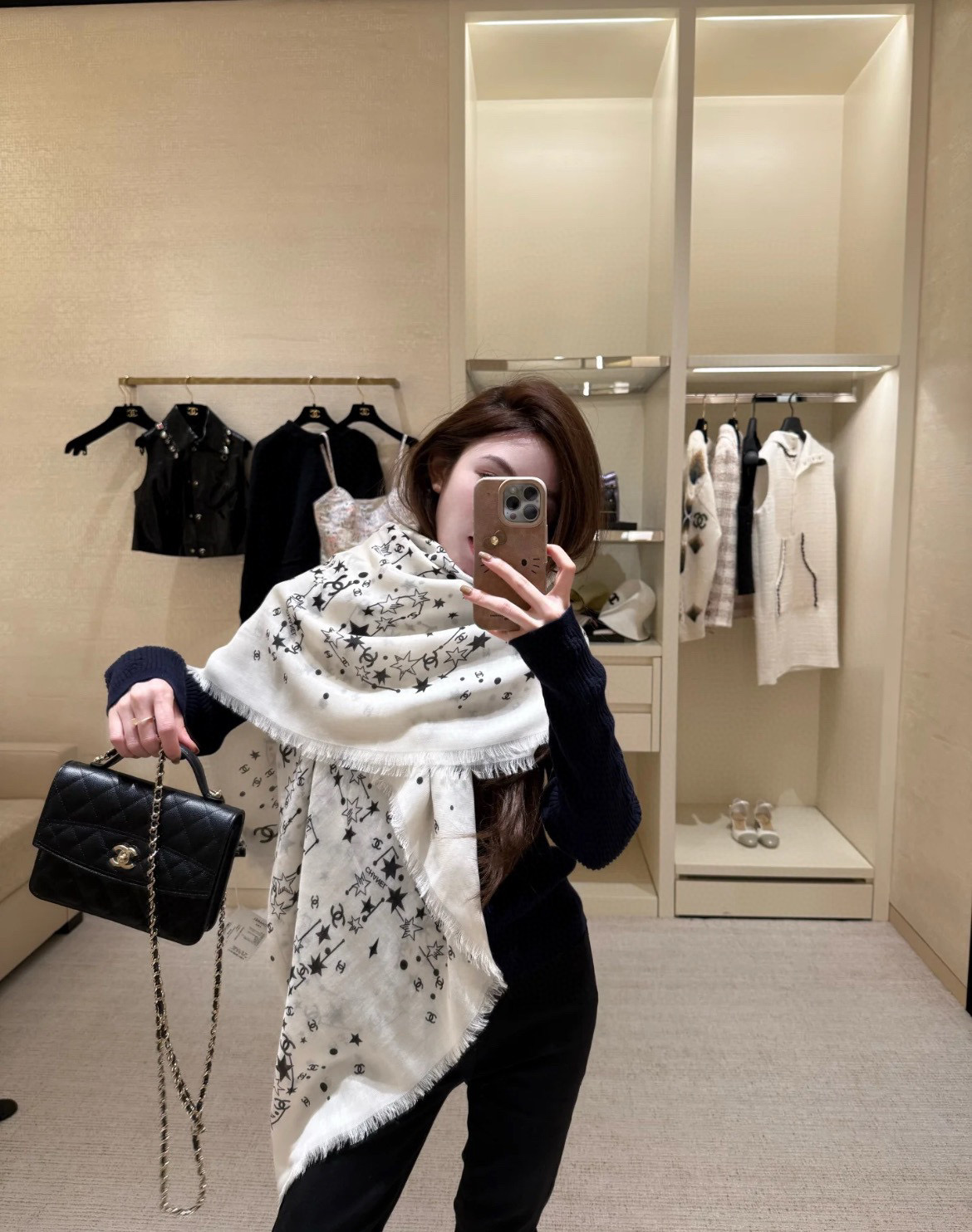  𝑪𝒉𝒂𝒏𝒆𝒍 • 25𝑪《星星物语》四季披肩黑色！
Size：140x140cm 100%羊绒
轻盈柔