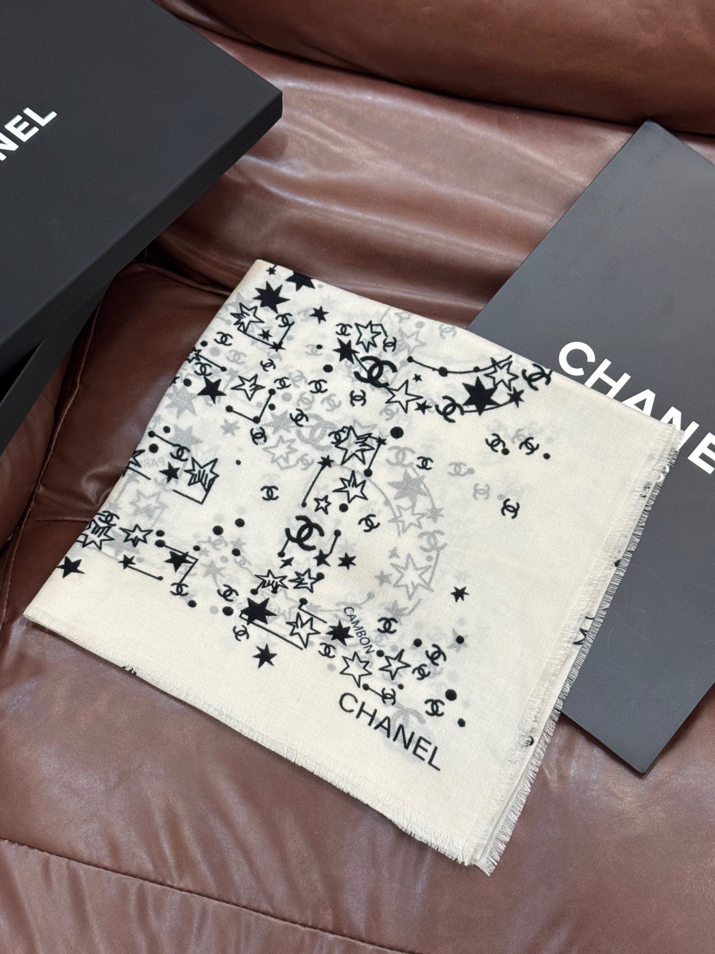  𝑪𝒉𝒂𝒏𝒆𝒍 • 25𝑪《星星物语》四季披肩黑色！
Size：140x140cm 100%羊绒
轻盈柔