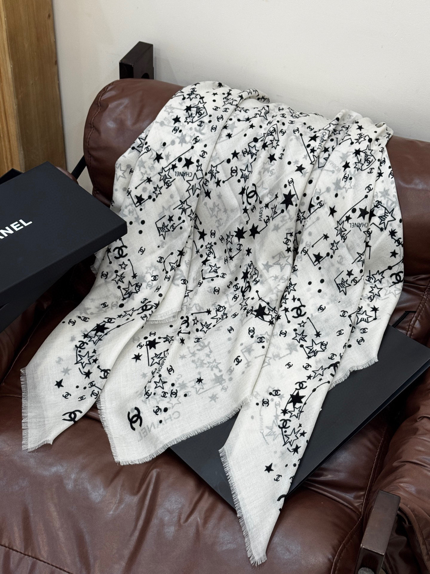  𝑪𝒉𝒂𝒏𝒆𝒍 • 25𝑪《星星物语》四季披肩黑色！
Size：140x140cm 100%羊绒
轻盈柔