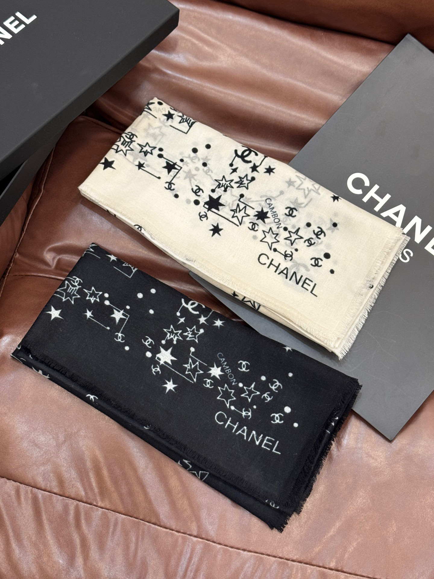  𝑪𝒉𝒂𝒏𝒆𝒍 • 25𝑪《星星物语》四季披肩黑色！
Size：140x140cm 100%羊绒
轻盈柔