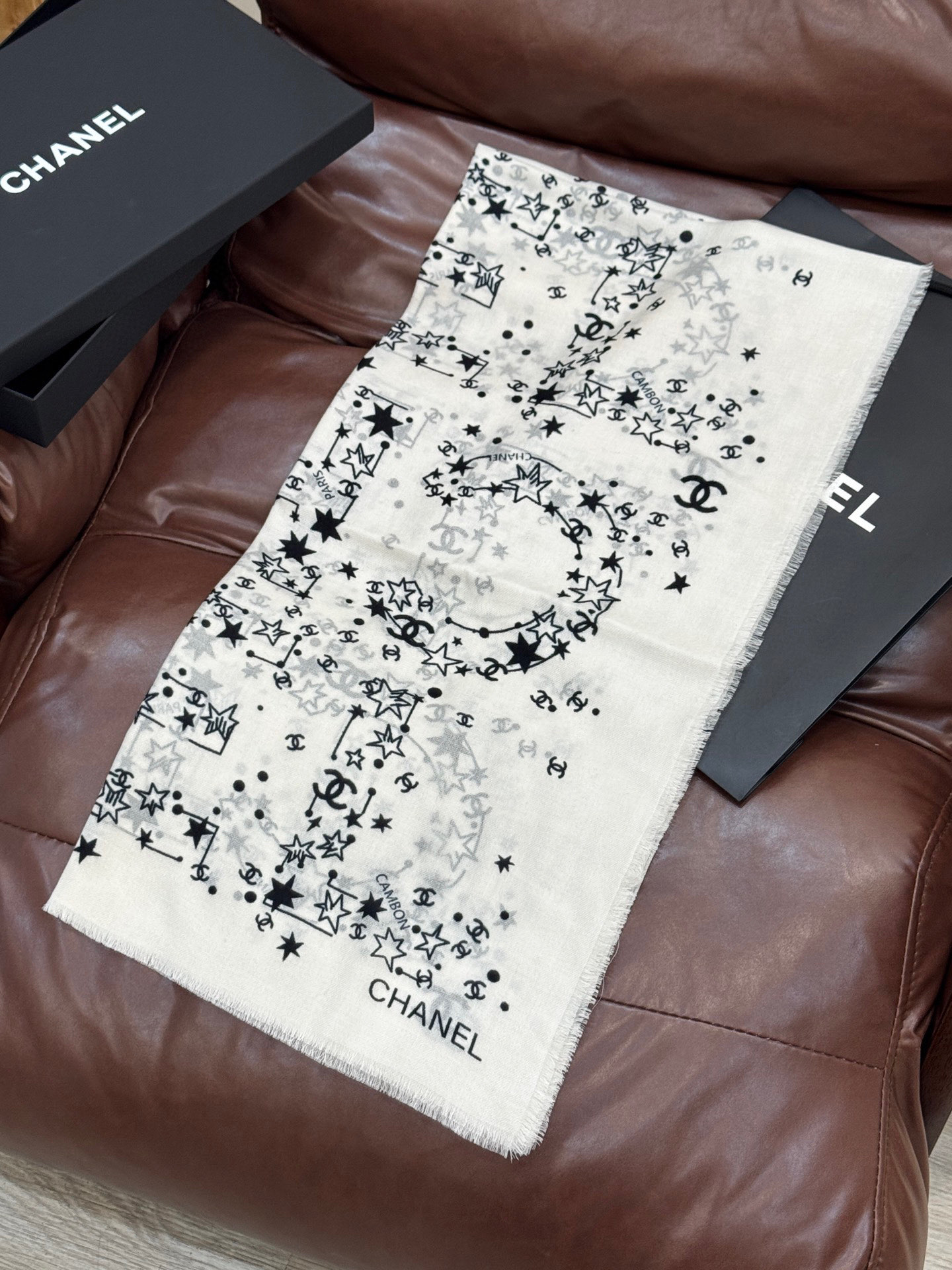  𝑪𝒉𝒂𝒏𝒆𝒍 • 25𝑪《星星物语》四季披肩黑色！
Size：140x140cm 100%羊绒
轻盈柔