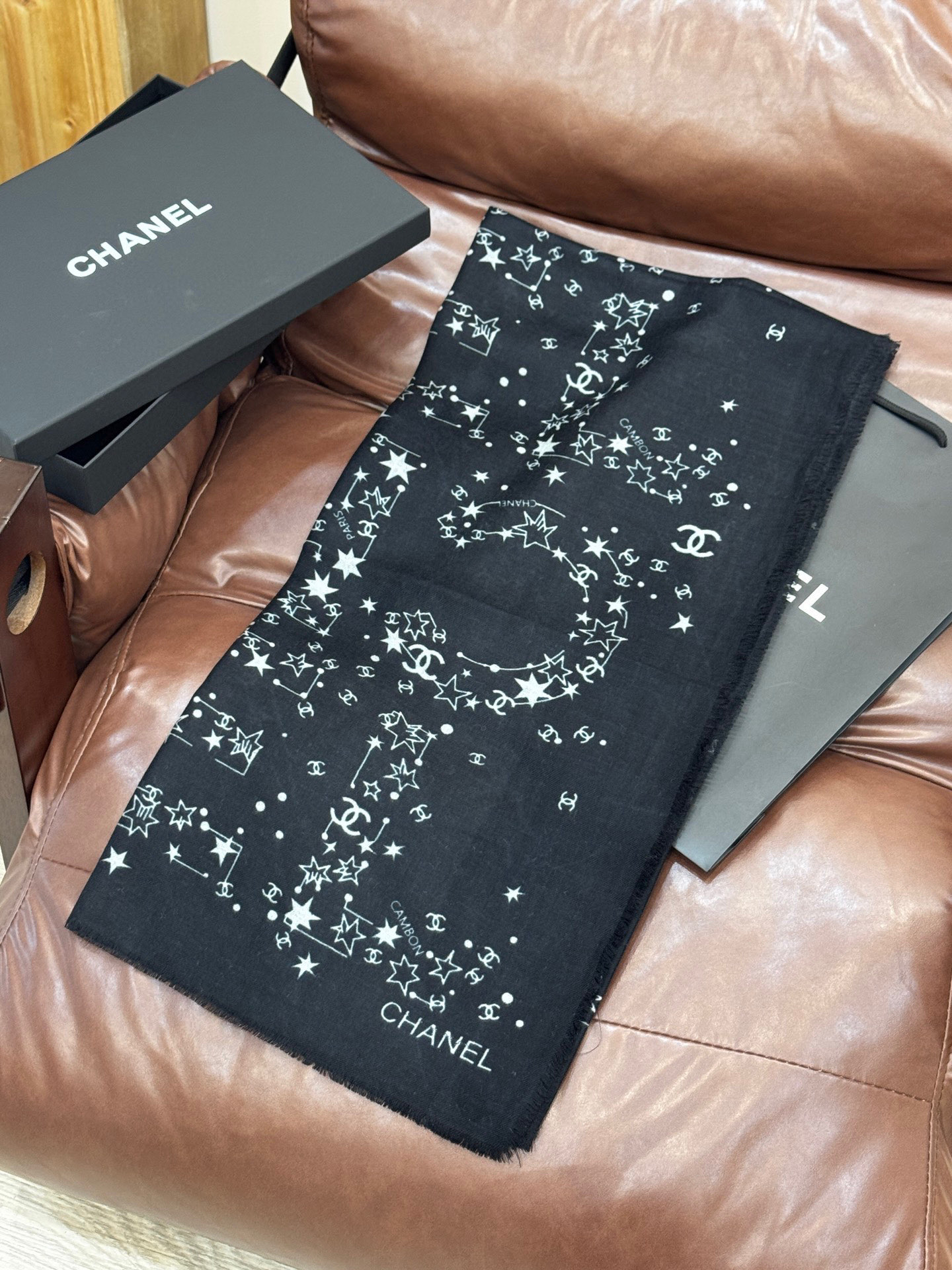  𝑪𝒉𝒂𝒏𝒆𝒍 • 25𝑪《星星物语》四季披肩黑色！
Size：140x140cm 100%羊绒
轻盈柔