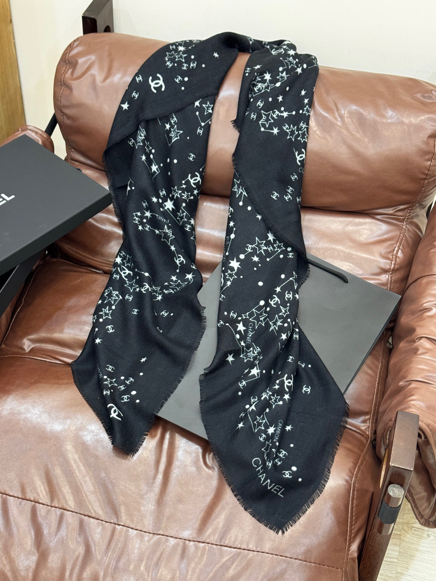  𝑪𝒉𝒂𝒏𝒆𝒍 • 25𝑪《星星物语》四季披肩黑色！
Size：140x140cm 100%羊绒
轻盈柔