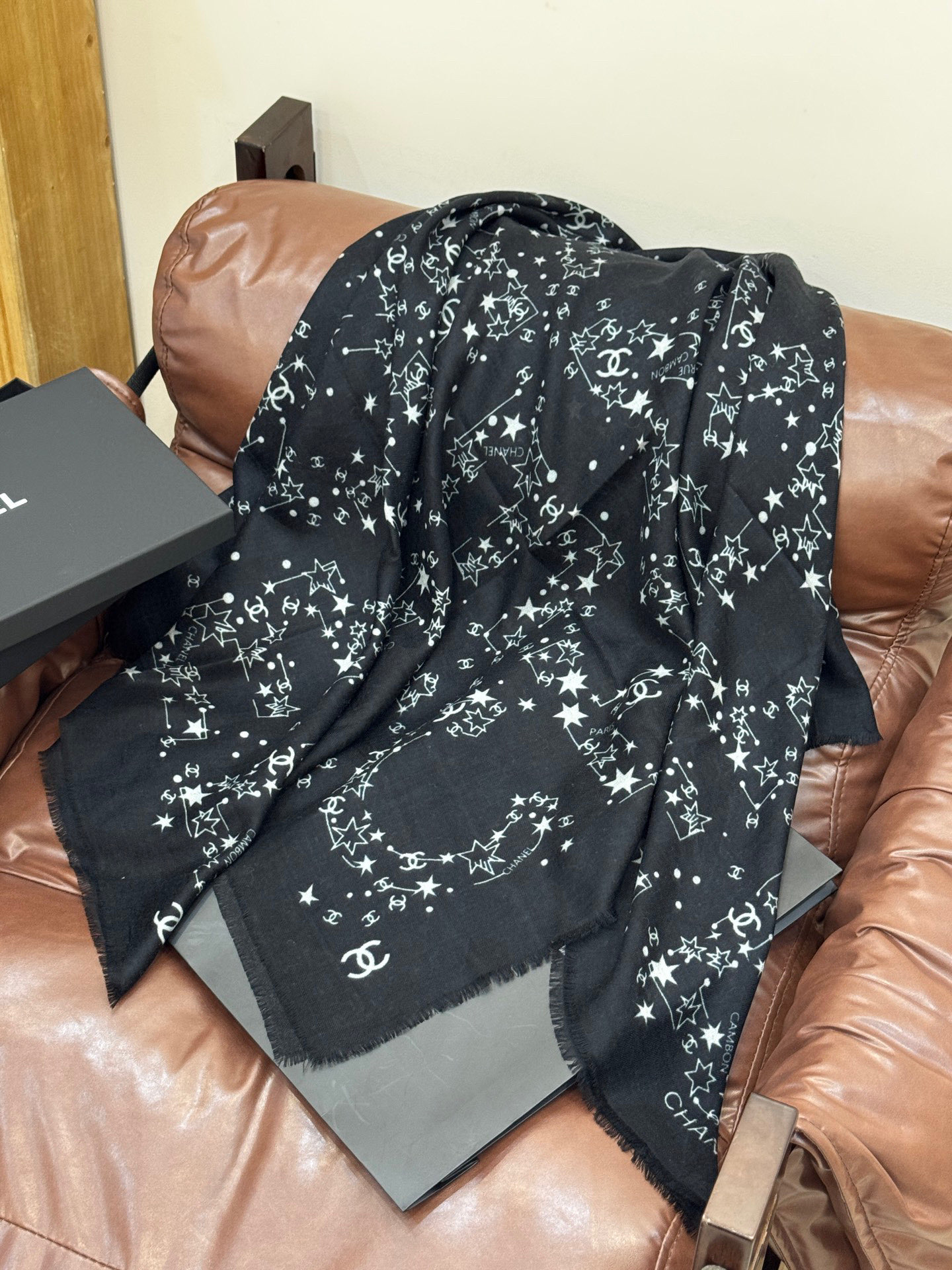  𝑪𝒉𝒂𝒏𝒆𝒍 • 25𝑪《星星物语》四季披肩黑色！
Size：140x140cm 100%羊绒
轻盈柔