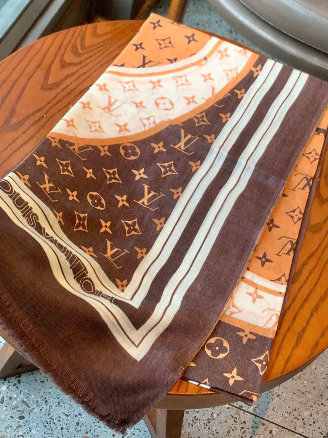   又时髦又百搭！LV新款老花长巾】提升气质和品味的好单品！！四季必备！！真的无敌实用！！Lv难得的羊绒