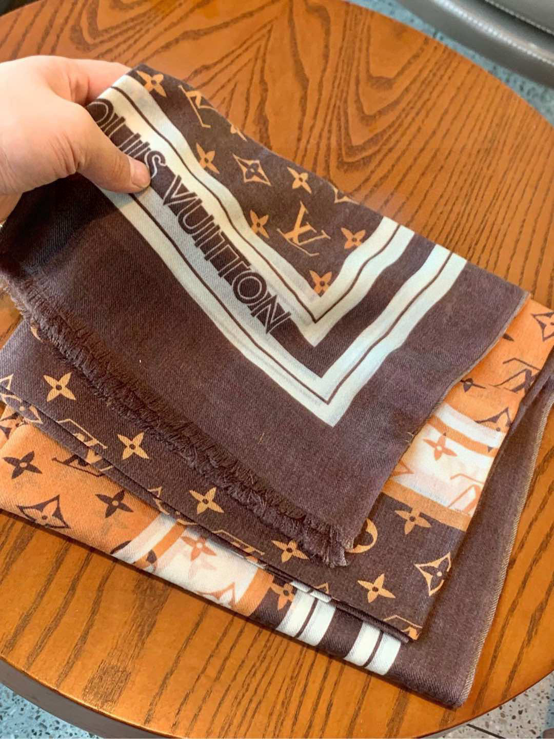   又时髦又百搭！LV新款老花长巾】提升气质和品味的好单品！！四季必备！！真的无敌实用！！Lv难得的羊绒