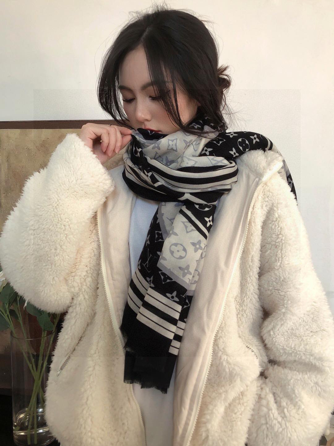   又时髦又百搭！LV新款老花长巾】提升气质和品味的好单品！！四季必备！！真的无敌实用！！Lv难得的羊绒