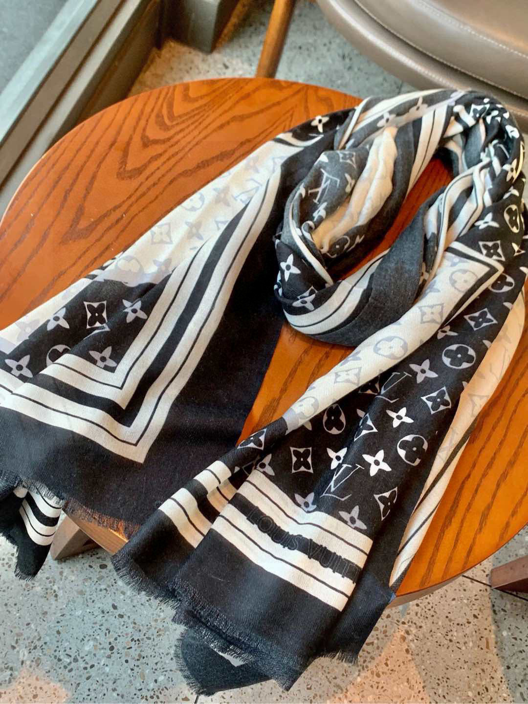   又时髦又百搭！LV新款老花长巾】提升气质和品味的好单品！！四季必备！！真的无敌实用！！Lv难得的羊绒