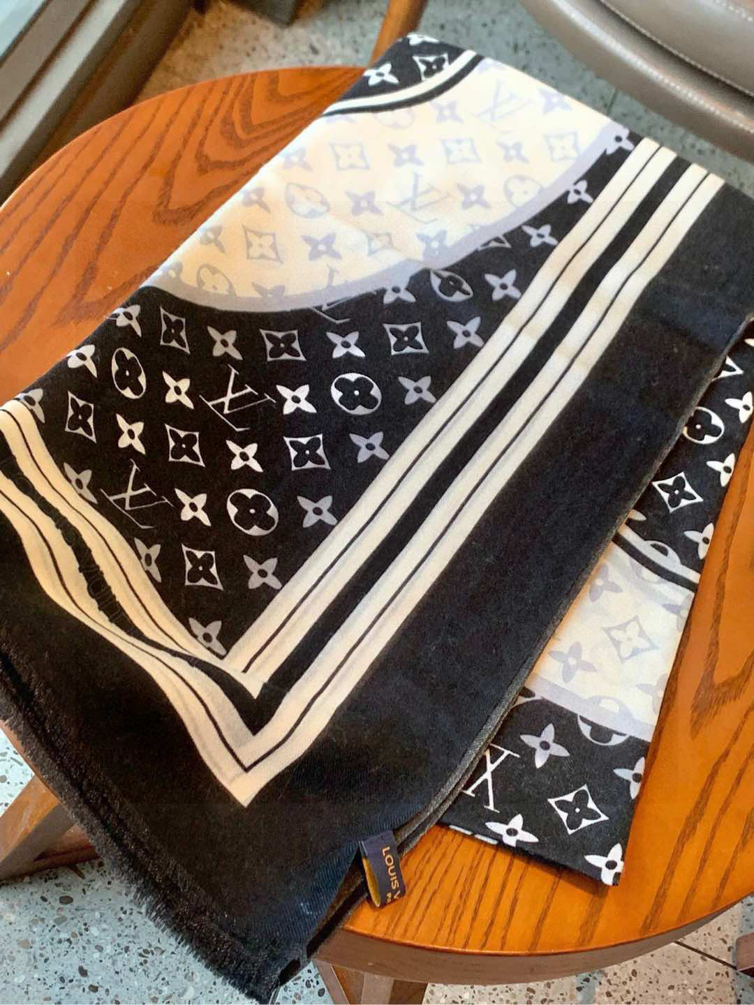   又时髦又百搭！LV新款老花长巾】提升气质和品味的好单品！！四季必备！！真的无敌实用！！Lv难得的羊绒