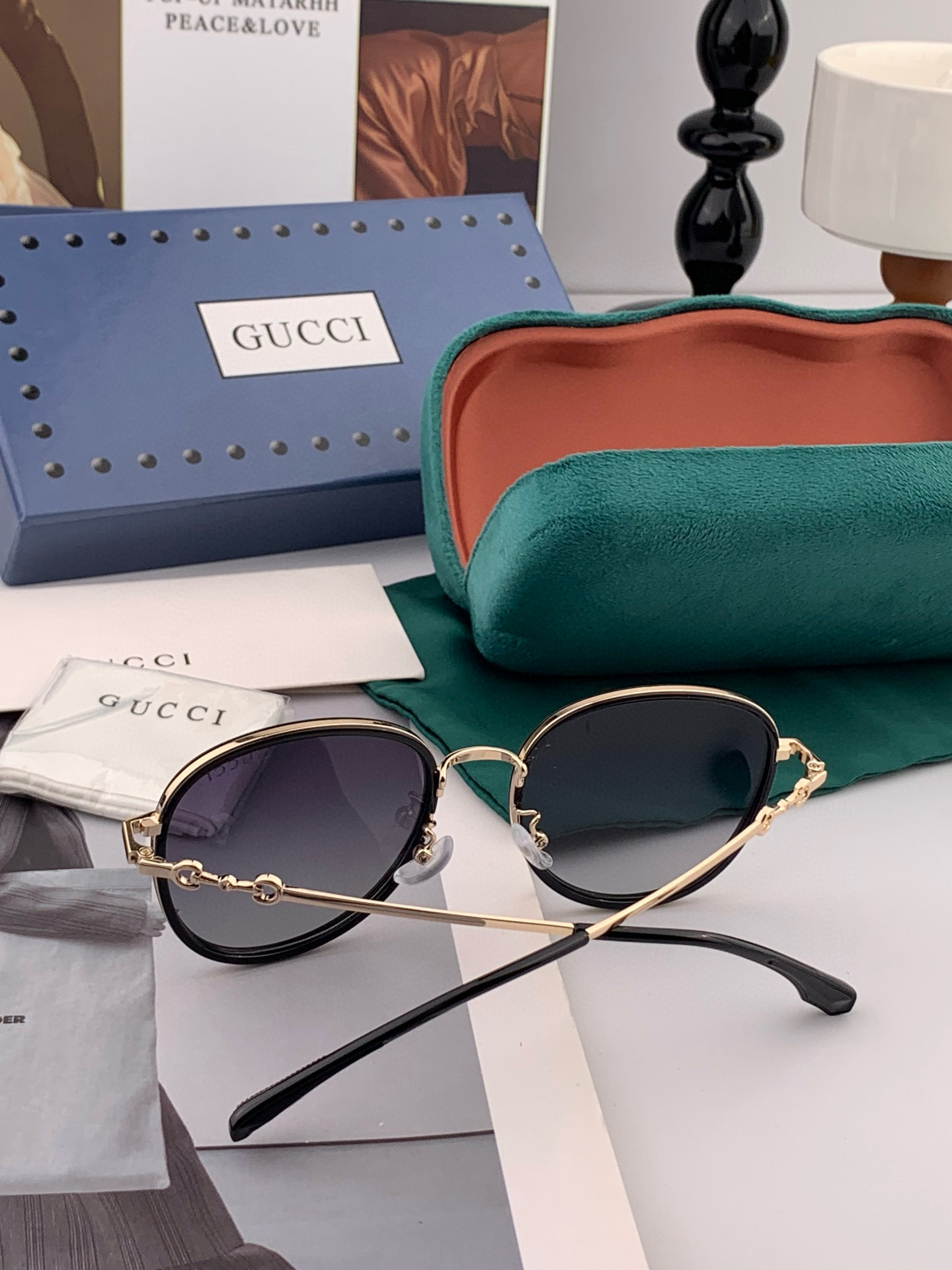  Gucci墨镜  新款  。  圆框设计再优雅的同时还能在视觉上修饰脸型，敲显脸小，不挑脸型 复古的马