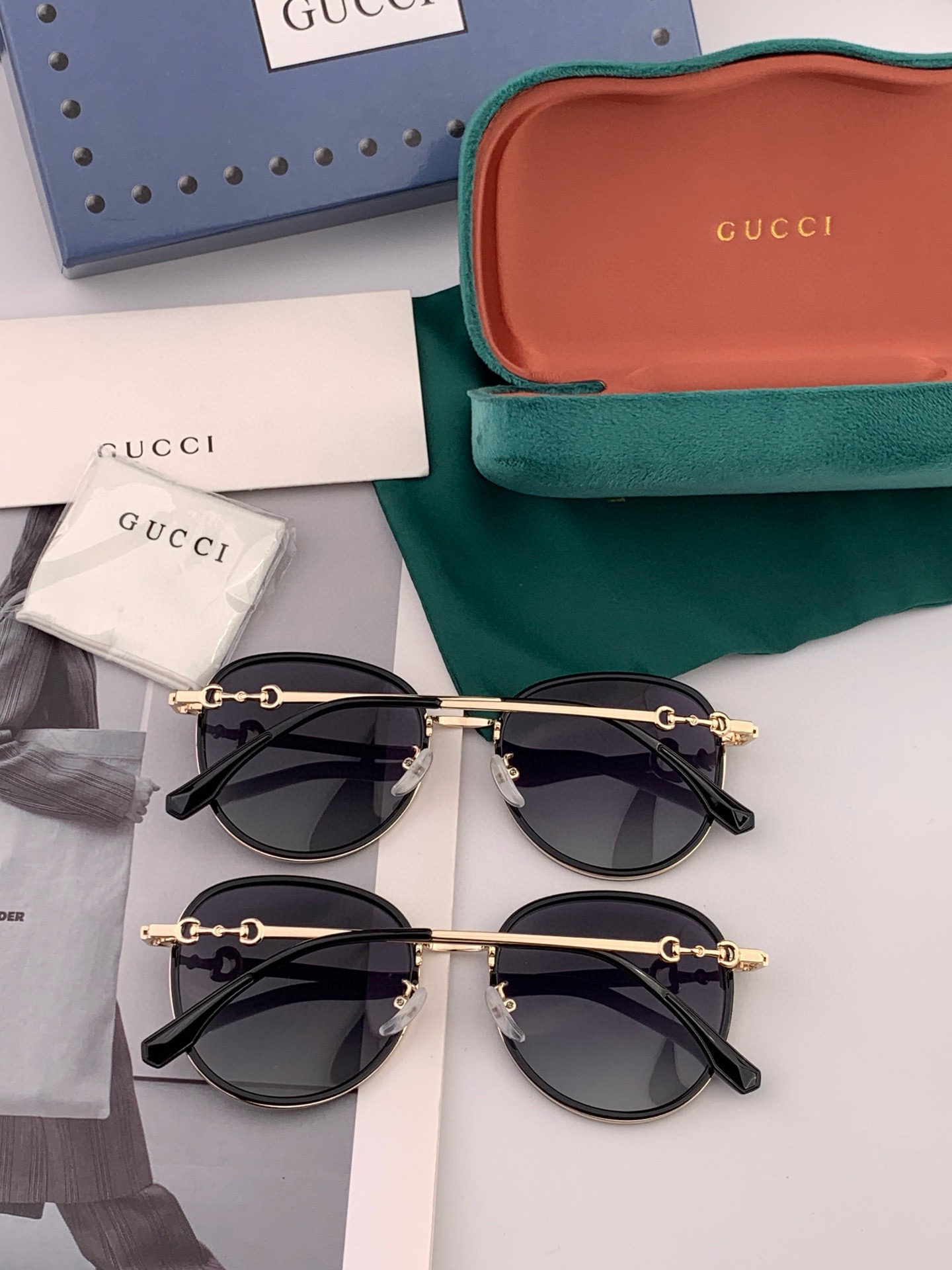  Gucci墨镜  新款  。  圆框设计再优雅的同时还能在视觉上修饰脸型，敲显脸小，不挑脸型 复古的马