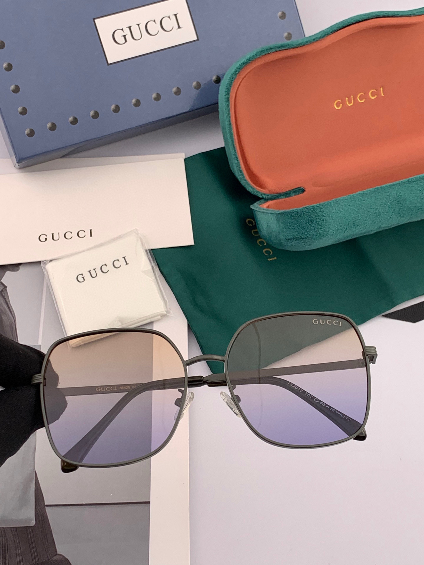  GUCCI 2025开春新款 最新款方框太阳镜 各路网红纷纷带起气场满分‼️ 俏皮甜美.上脸效果更佳.