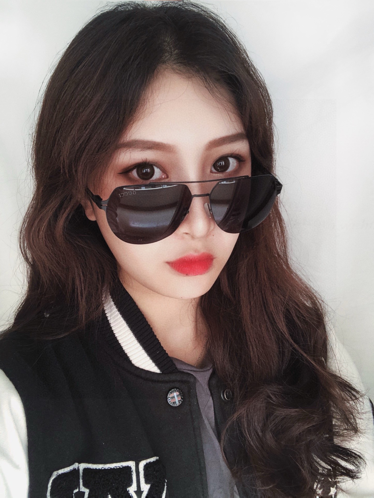  GUCCI 2025新款女男情侣太款阳iP电镀永不褪色 卖点：超轻超有弹性幅整眼镜螺无丝重的要是压不坏