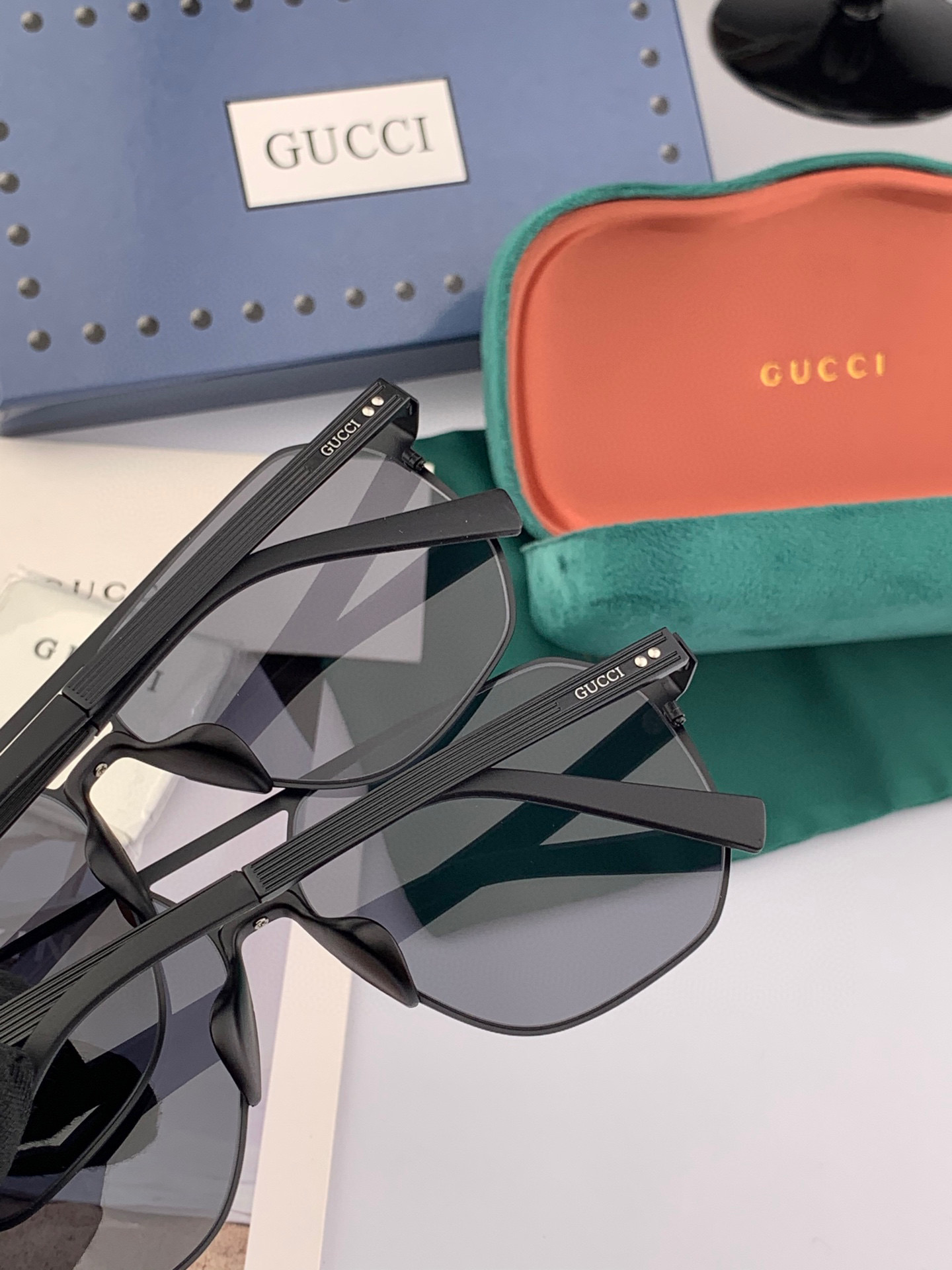         GUCCI 男款炫彩飞行员偏光太阳镜 ❤️材质：高清尼龙加厚卡槽高清偏光镜片 🌹无边框镜