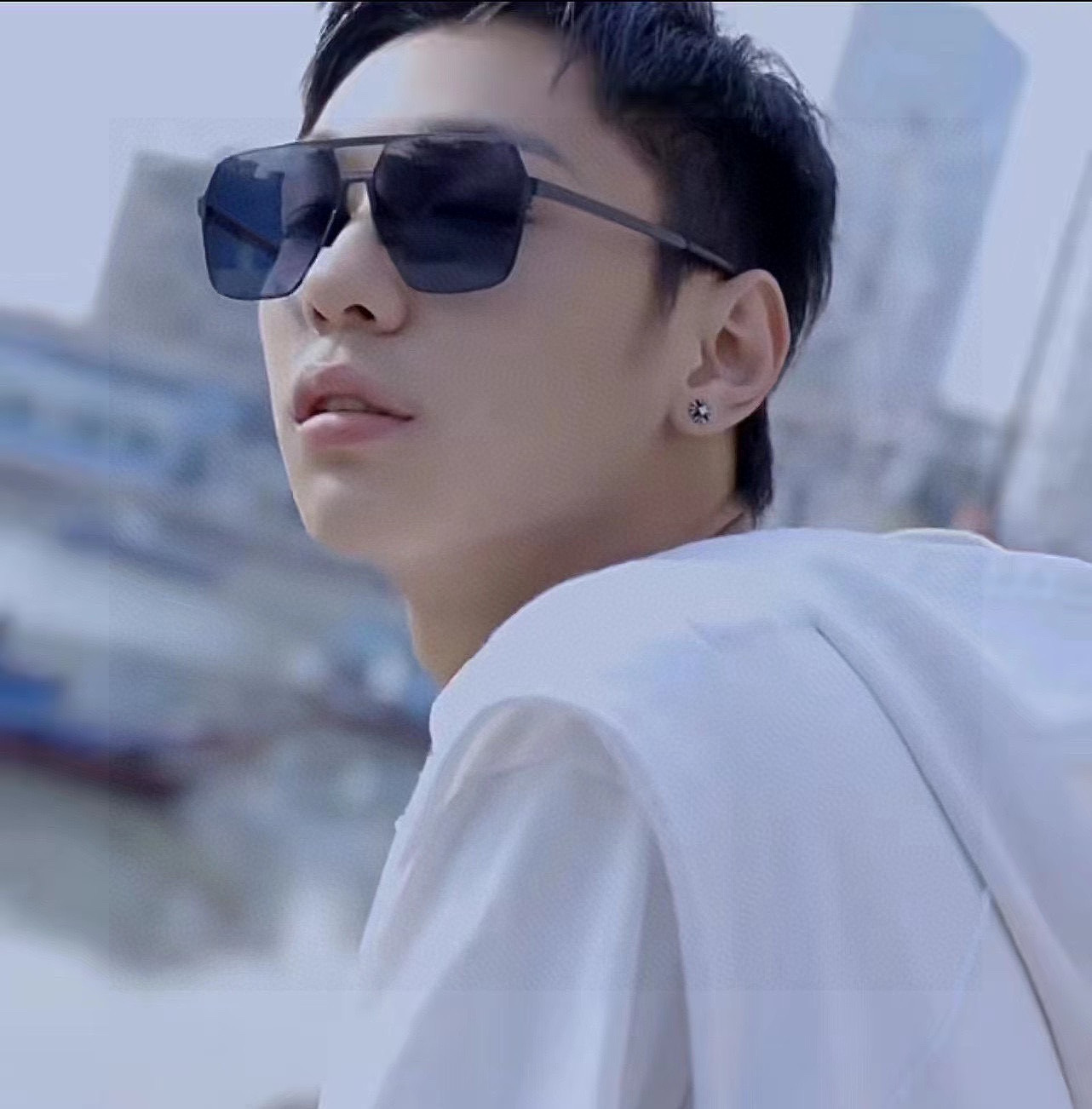         GUCCI 男款炫彩飞行员偏光太阳镜 ❤️材质：高清尼龙加厚卡槽高清偏光镜片 🌹无边框镜