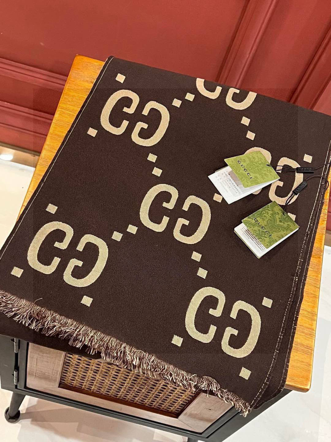   品名   菱形字母 面料：丝羊毛 尺寸：35*190颜色：咖色 
羊毛真丝围巾，装饰超大造型 设计G