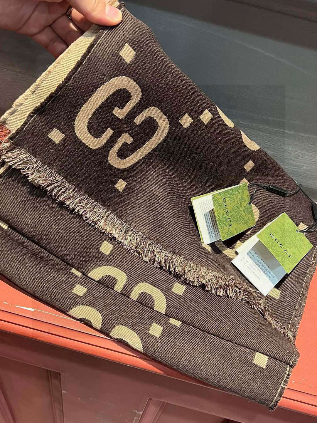   品名   菱形字母 面料：丝羊毛 尺寸：35*190颜色：咖色 
羊毛真丝围巾，装饰超大造型 设计G