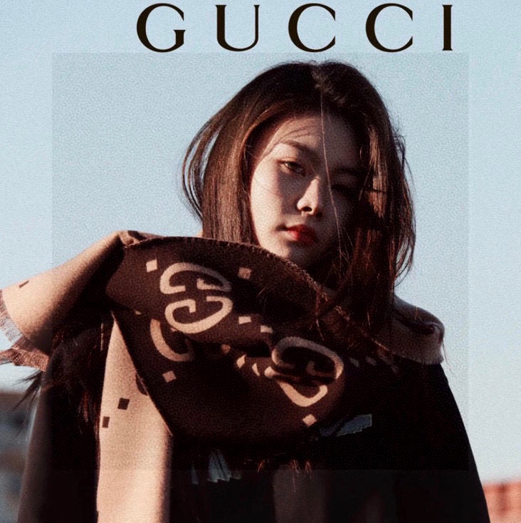   品名   菱形字母 面料：丝羊毛 尺寸：35*190颜色：咖色 
羊毛真丝围巾，装饰超大造型 设计G