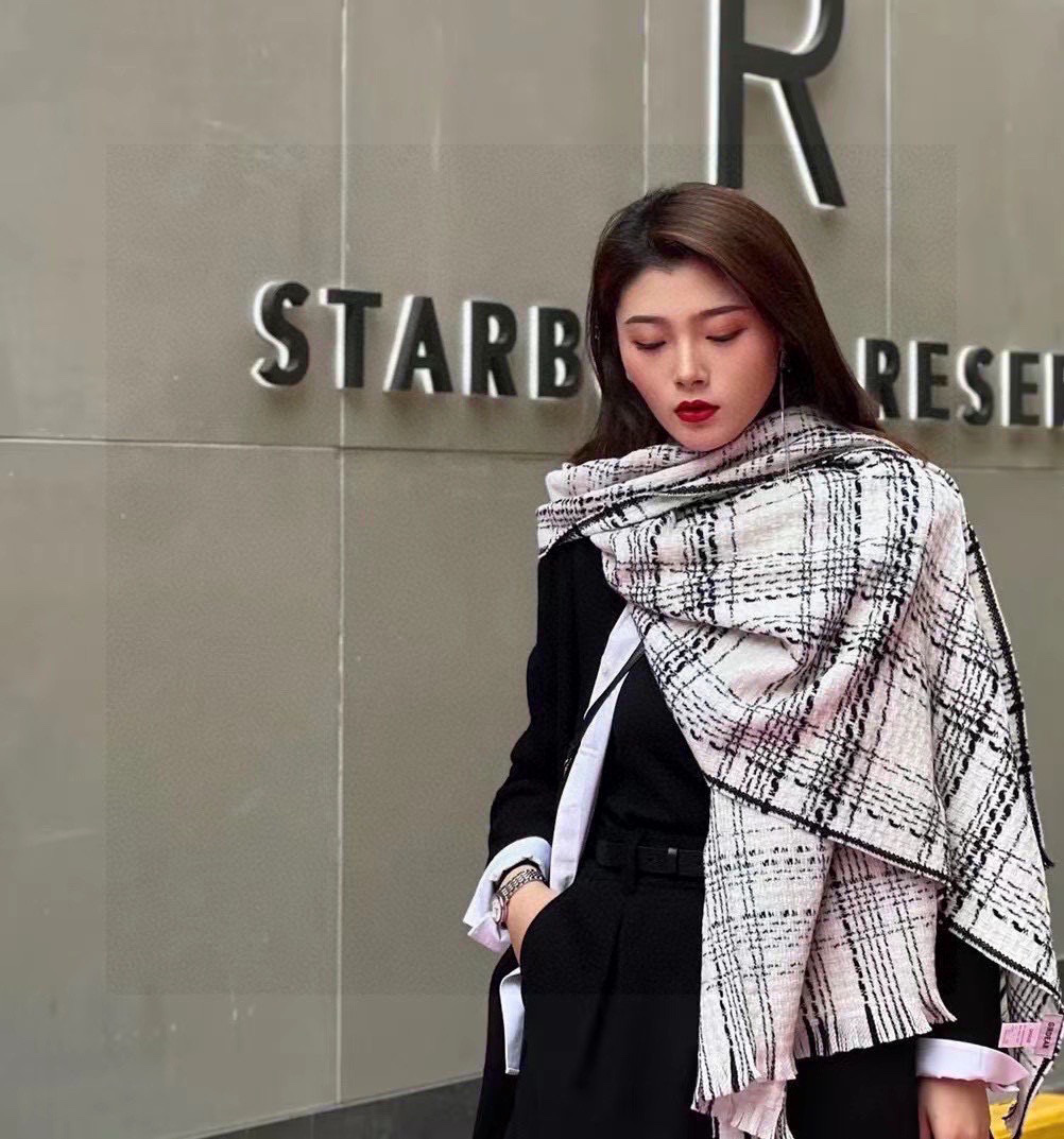  ‼️新😘😘香奈儿（CHANEL）年度最美‼️ 【双C编织格纹披肩】独家渠道原单货‼️年度最新力作 顶极