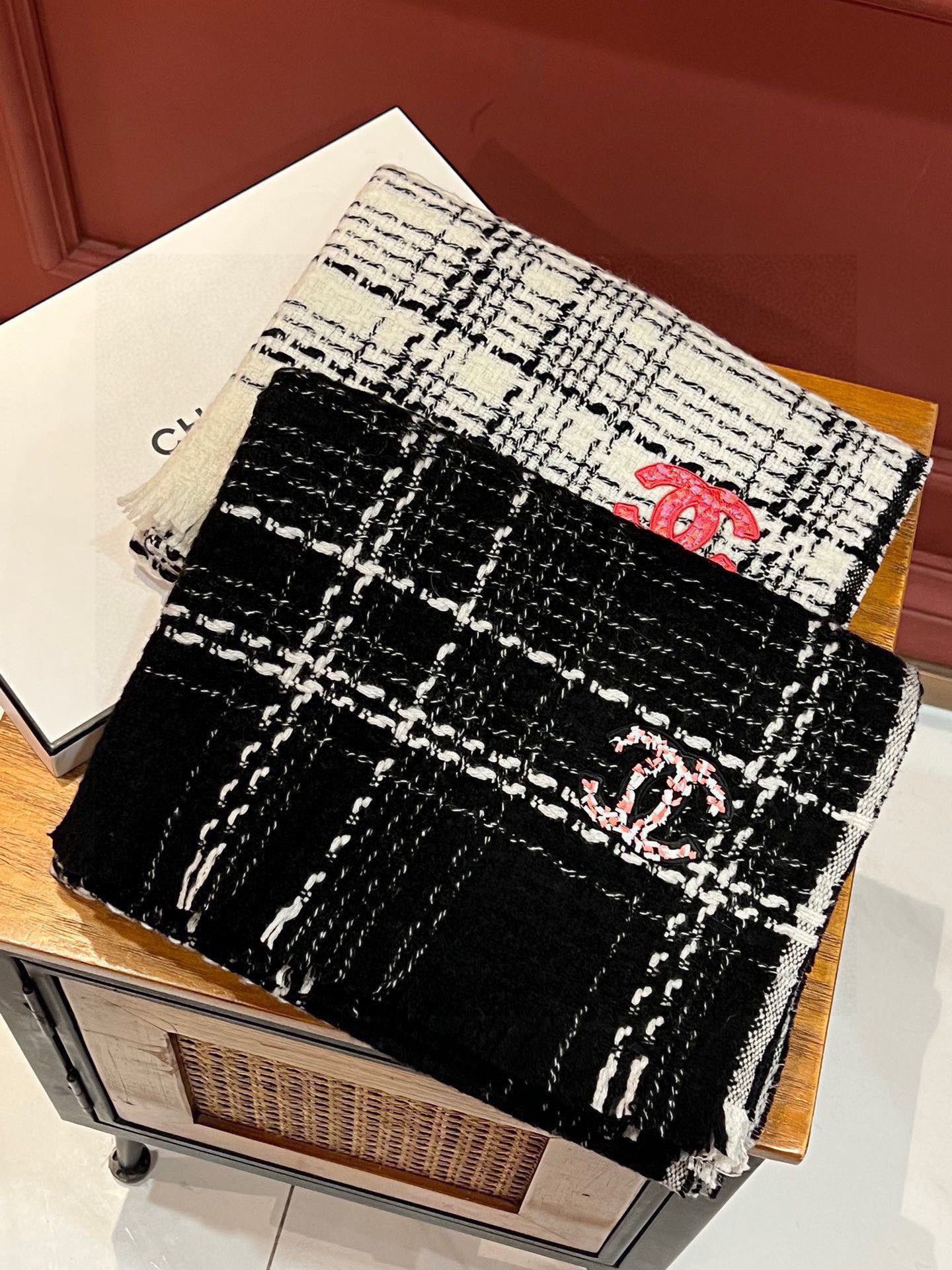  ‼️新😘😘香奈儿（CHANEL）年度最美‼️ 【双C编织格纹披肩】独家渠道原单货‼️年度最新力作 顶极