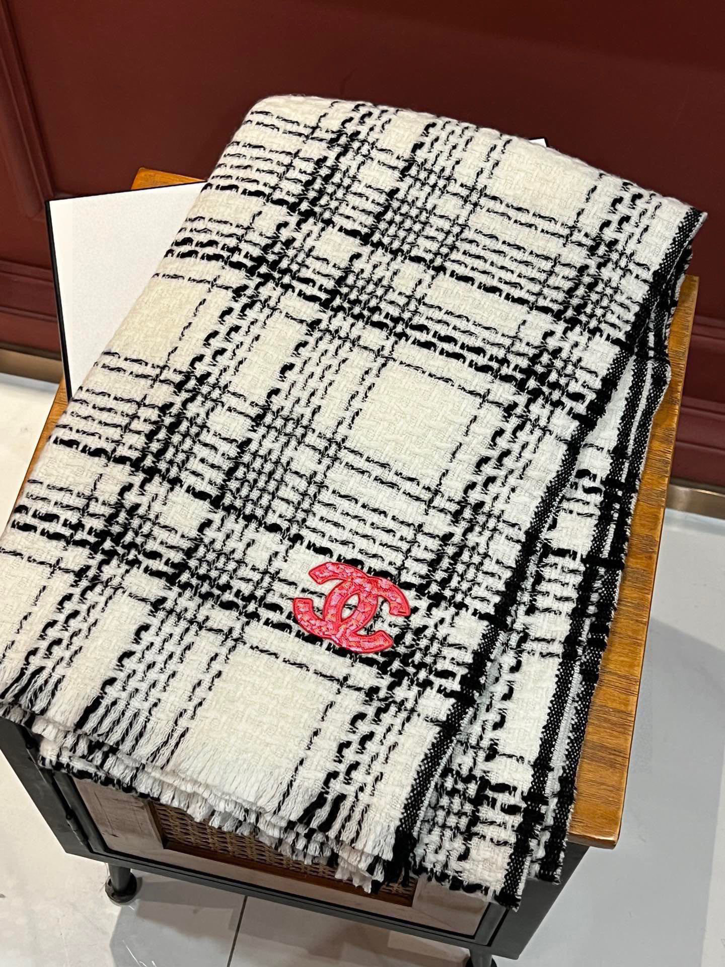  ‼️新😘😘香奈儿（CHANEL）年度最美‼️ 【双C编织格纹披肩】独家渠道原单货‼️年度最新力作 顶极